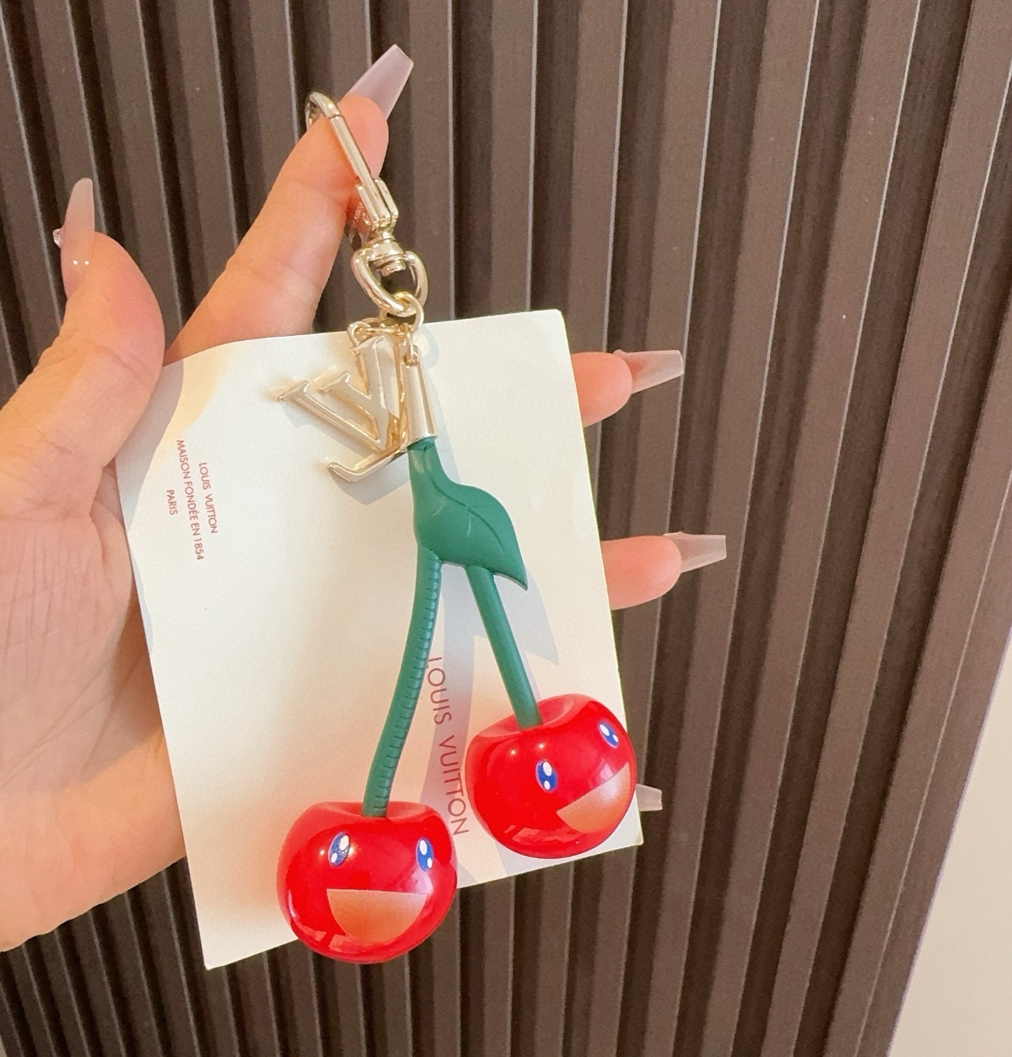 LV 钥匙扣 包包挂件x TM LV Cerise 包饰出自路易威登 村上隆复刻系列，以莹泽金属和有机玻