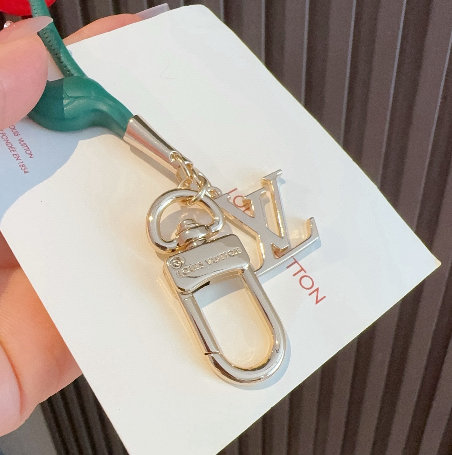 LV 钥匙扣 包包挂件x TM LV Cerise 包饰出自路易威登 村上隆复刻系列，以莹泽金属和有机玻