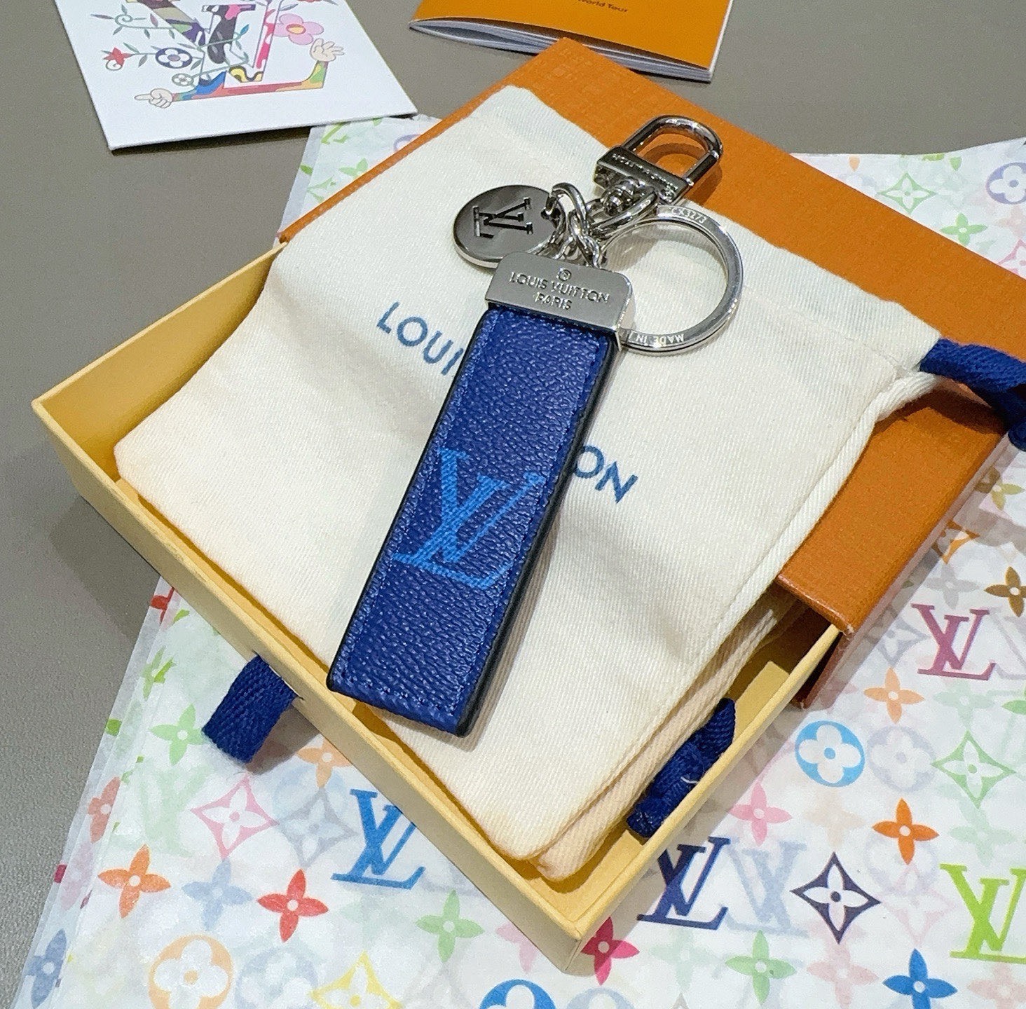LV钥匙扣 车钥匙扣 挂件 借鉴旅行袋中的钥匙扣设计，可满足各种时尚品味的实用配饰。新版Monogram