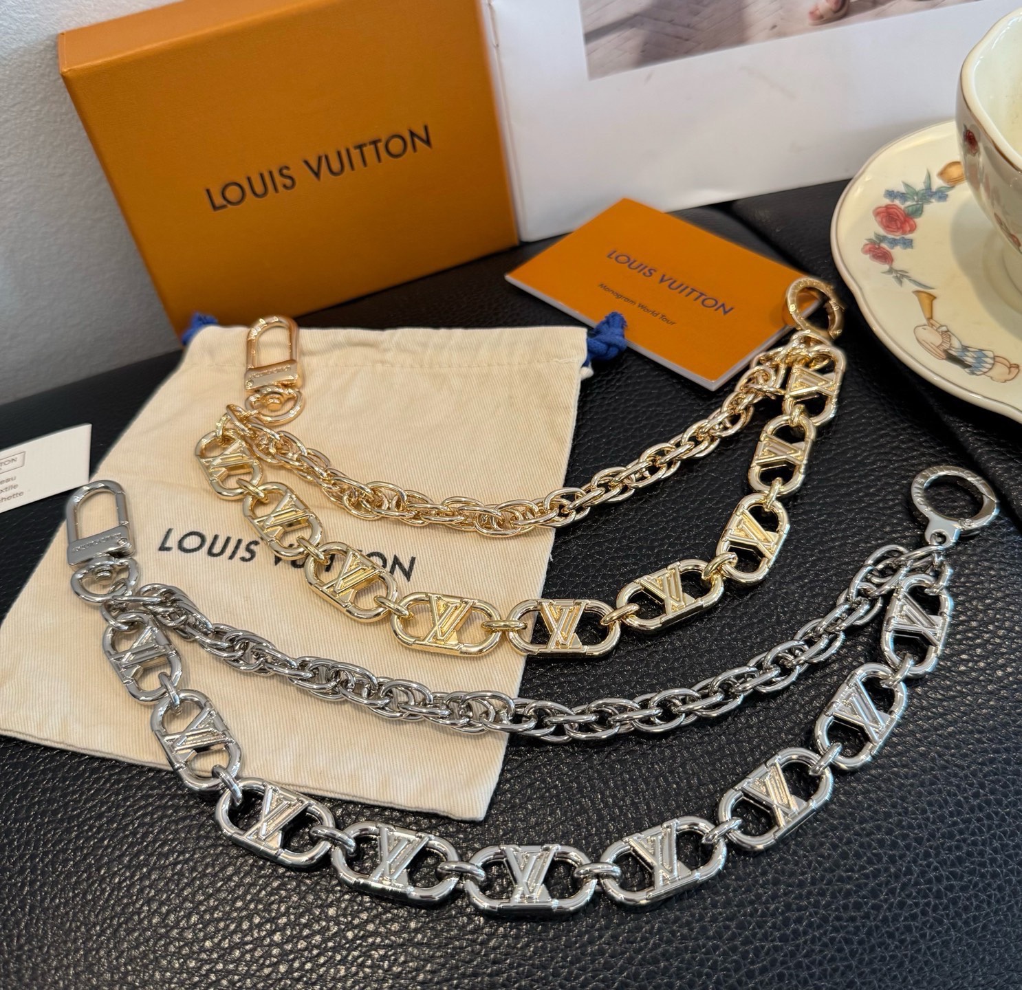 LV 包链 钥匙扣 路易威登新款包链，包包挂件 配饰 多元素材质，舒展时尚个性！