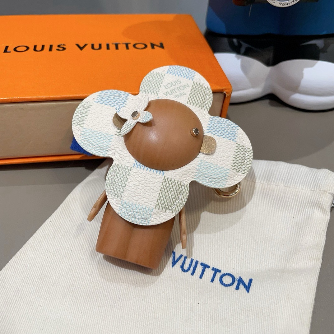 LOUIS VUITTON新款包饰与钥匙扣。LV薇薇安太阳花包包挂件 手机壳挂件可满足各种时尚品味的实用