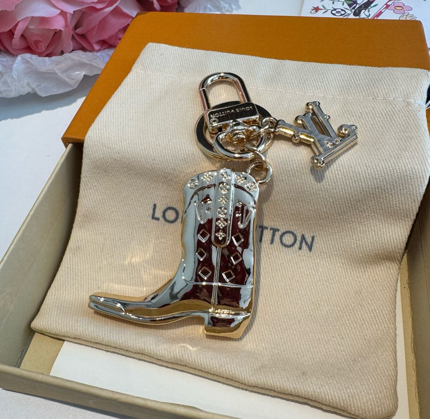 LV钥匙扣 靴子挂件车钥匙挂饰，品牌经典标识巧妙嵌入链环之间。LV字母装饰于一端优雅垂坠，弹簧扣实现轻松