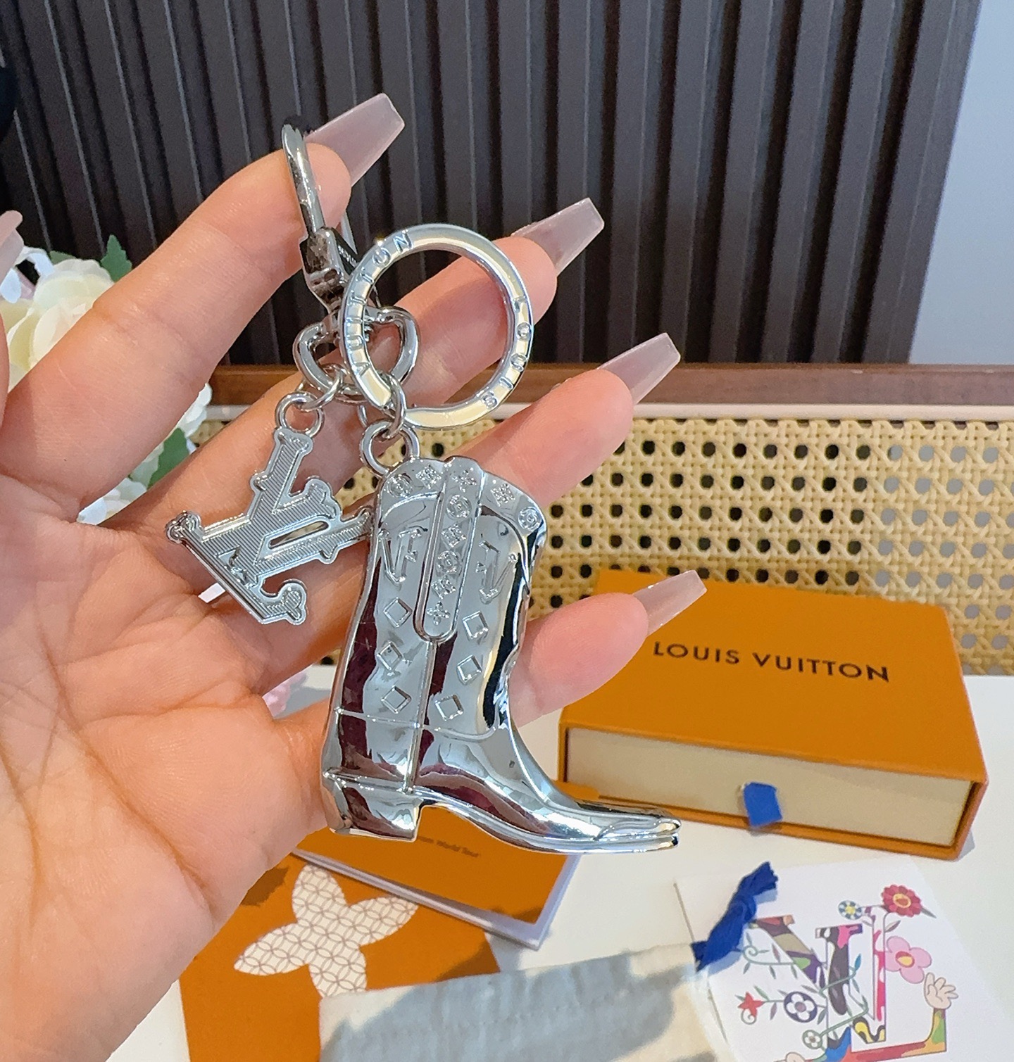 LV钥匙扣 靴子挂件车钥匙挂饰，品牌经典标识巧妙嵌入链环之间。LV字母装饰于一端优雅垂坠，弹簧扣实现轻松