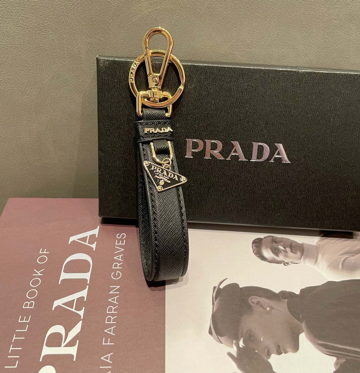 普拉达 Prada 钥匙扣官网款，三角牌吊坠皮圈钥匙扣，车钥匙挂件包包配饰，顶级进口Pu材质➕抛光钢配件