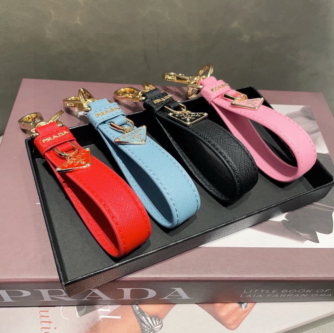 普拉达 Prada 钥匙扣官网款，三角牌吊坠皮圈钥匙扣，车钥匙挂件包包配饰，顶级进口Pu材质➕抛光钢配件
