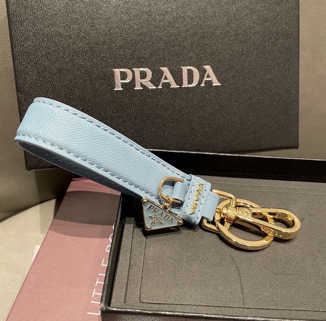 普拉达 Prada 钥匙扣官网款，三角牌吊坠皮圈钥匙扣，车钥匙挂件包包配饰，顶级进口Pu材质➕抛光钢配件