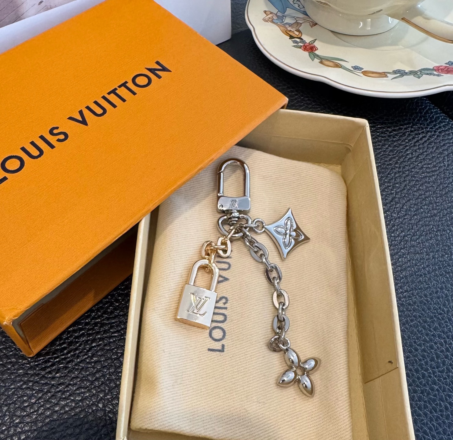 新款 LOUIS VUITTON LV钥匙扣 锁头四叶花包挂件 包包挂饰 钥匙扣精致。手感真的很赞[强]
