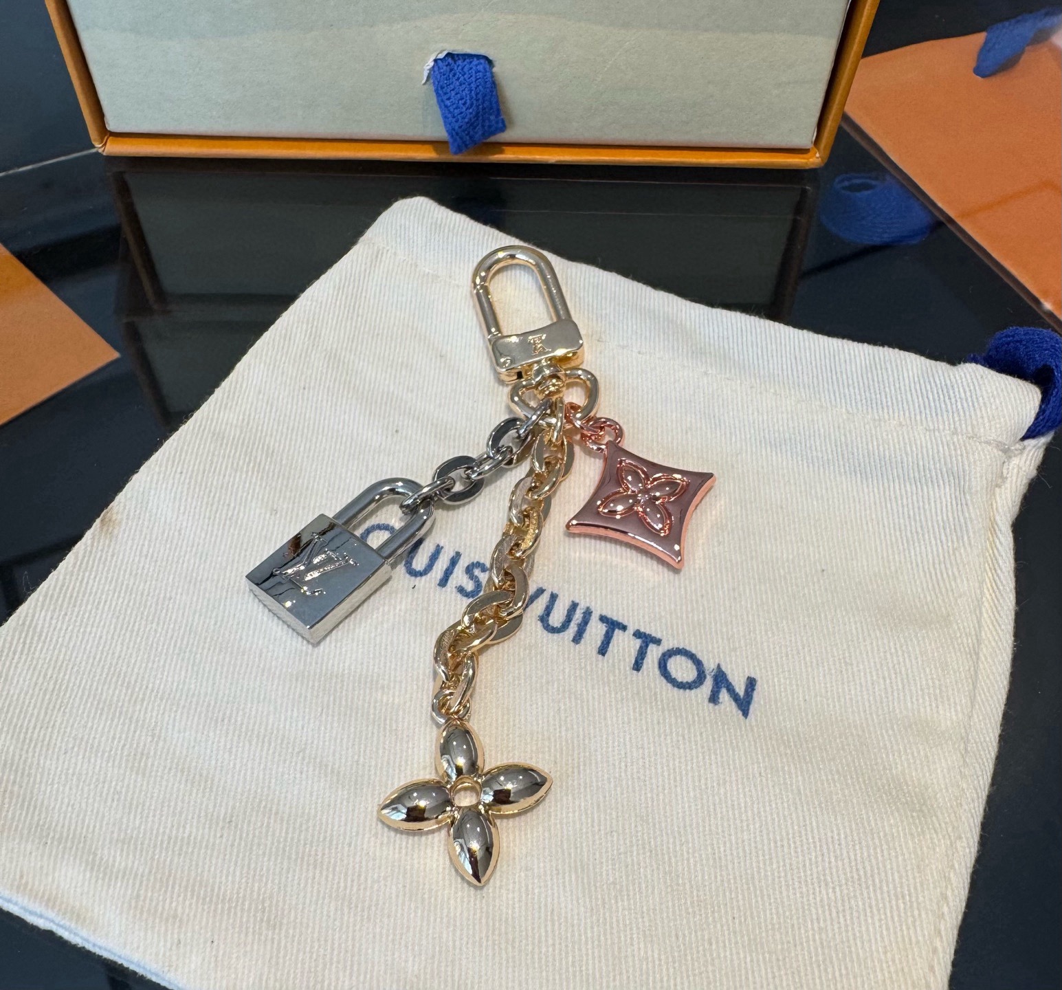 新款 LOUIS VUITTON LV钥匙扣 锁头四叶花包挂件 包包挂饰 钥匙扣精致。手感真的很赞[强]