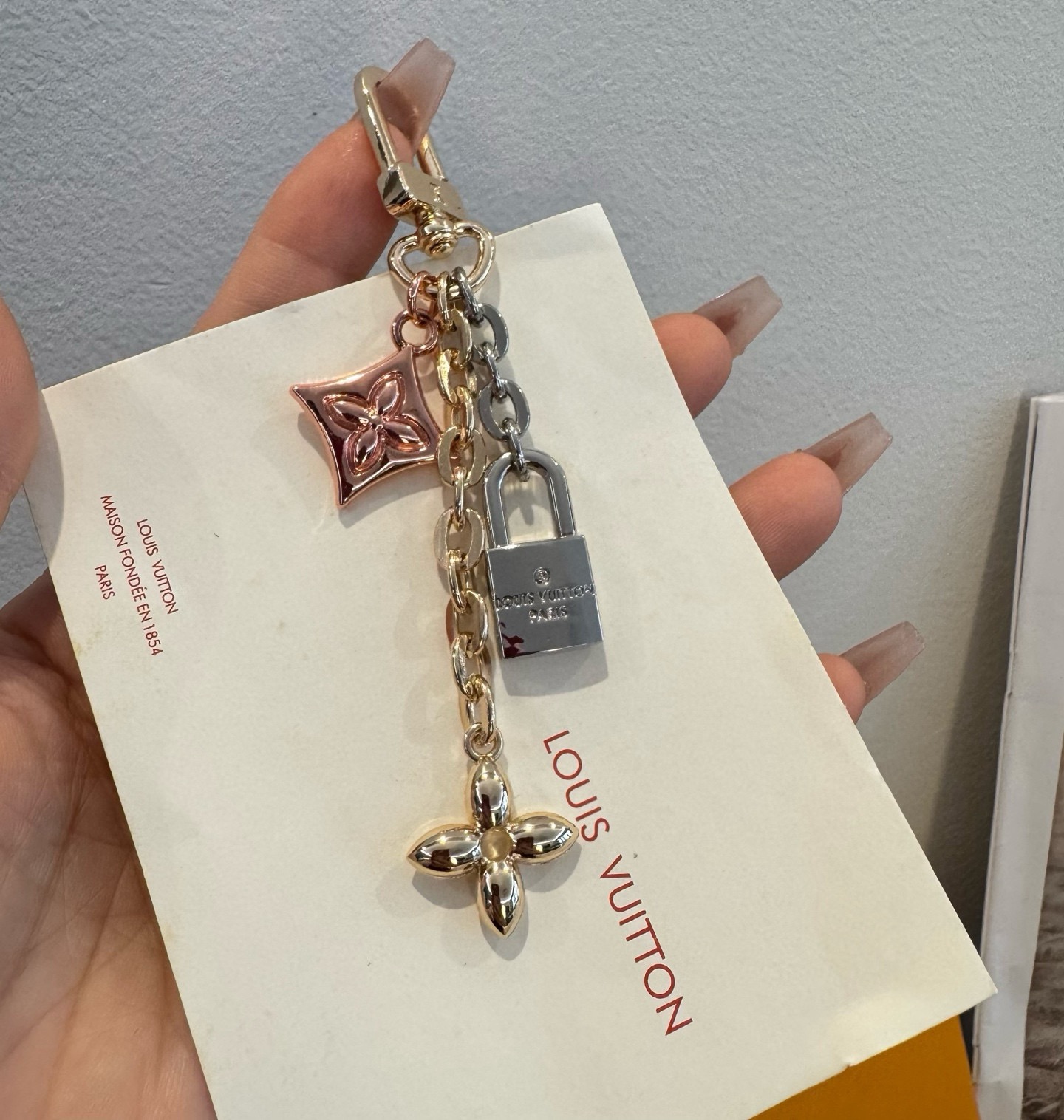新款 LOUIS VUITTON LV钥匙扣 锁头四叶花包挂件 包包挂饰 钥匙扣精致。手感真的很赞[强]