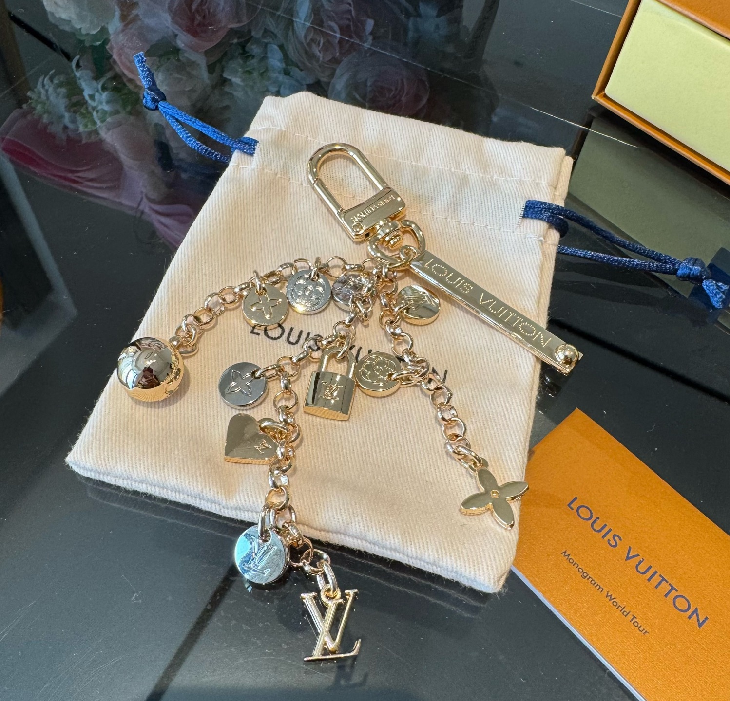 LV 钥匙扣 路易威登新款钥匙扣 ，包包挂件 配饰 多元素材质，舒展时尚个性！
