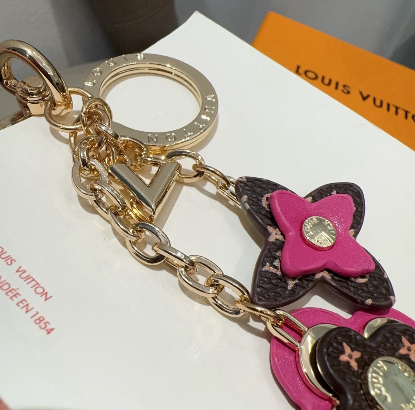 LOUIS VUITTON官网钥匙扣 LV经典四瓣花设计，63084 包饰🌹钥匙扣原版开模代购级品质，合