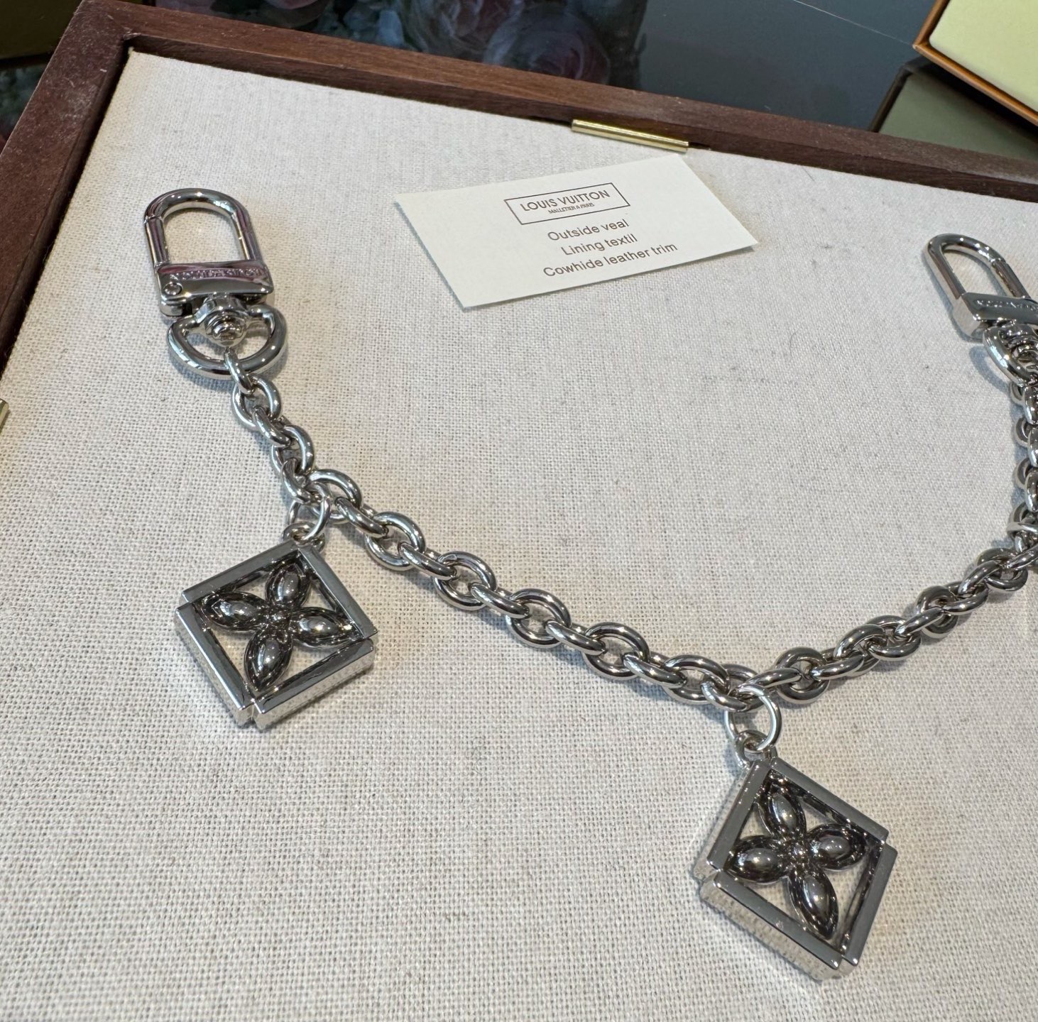 官网新款。LV包链钥匙扣 路易威登 Sailor包链 挂饰 包包链条精选莹亮金属材质，链节设计灵感源自航