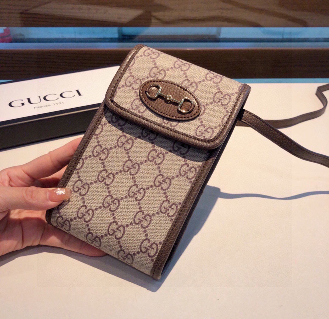 Gucci马衔扣通用手机包生活出门不需要带现金的时代，这个包完全可以满足你日常使用内含卡片槽位，翻盖设计