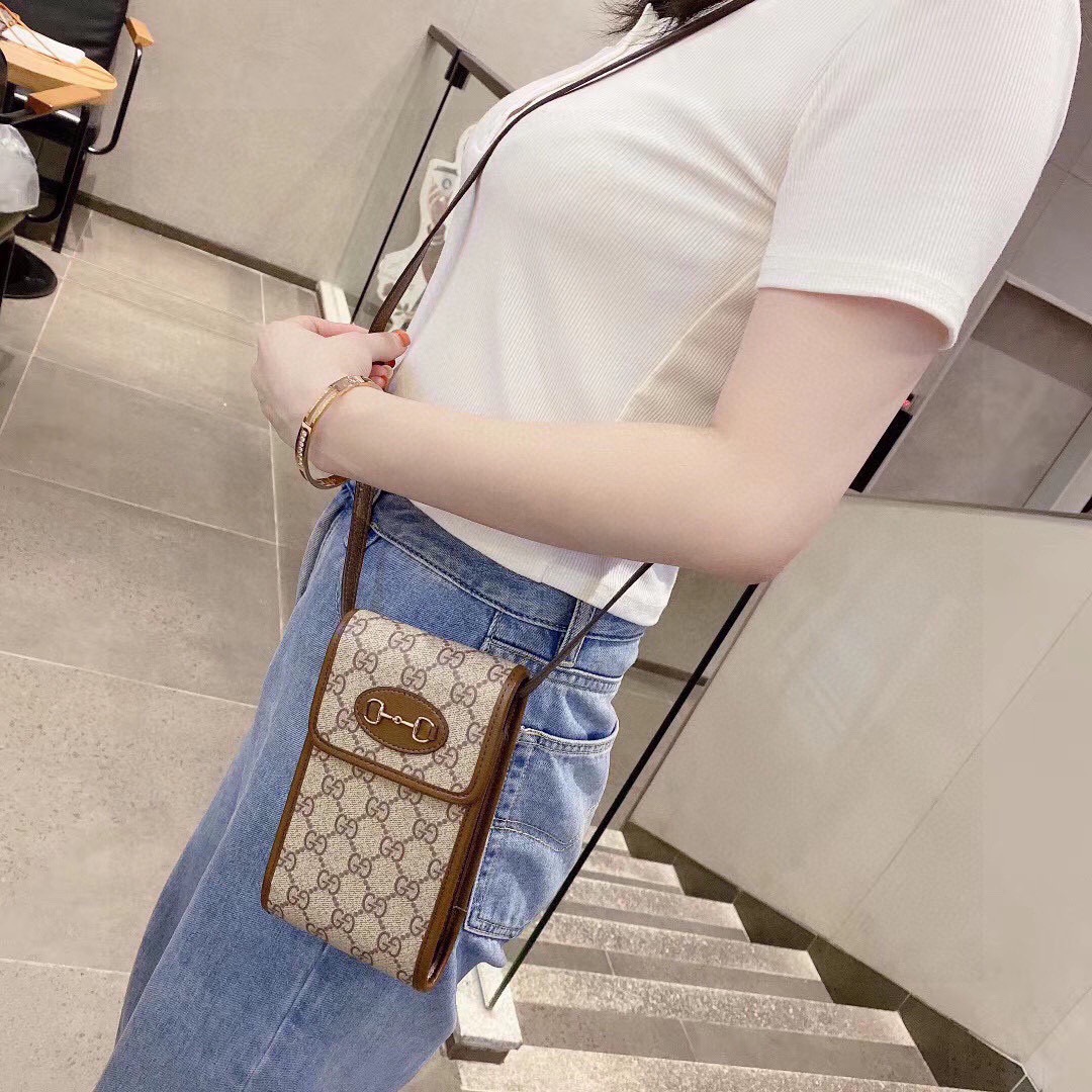 Gucci马衔扣通用手机包生活出门不需要带现金的时代，这个包完全可以满足你日常使用内含卡片槽位，翻盖设计