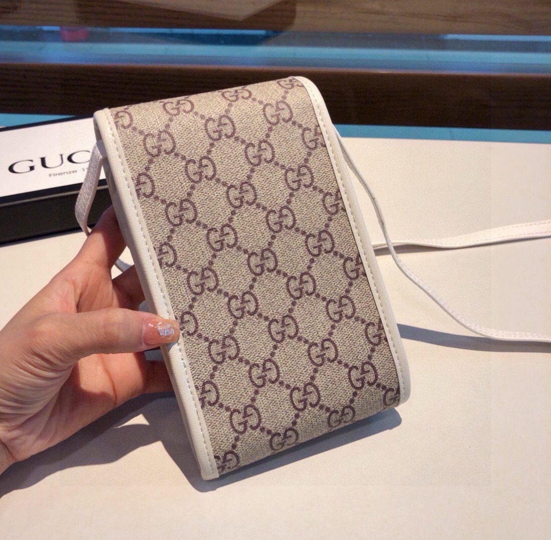 Gucci马衔扣通用手机包生活出门不需要带现金的时代，这个包完全可以满足你日常使用内含卡片槽位，翻盖设计