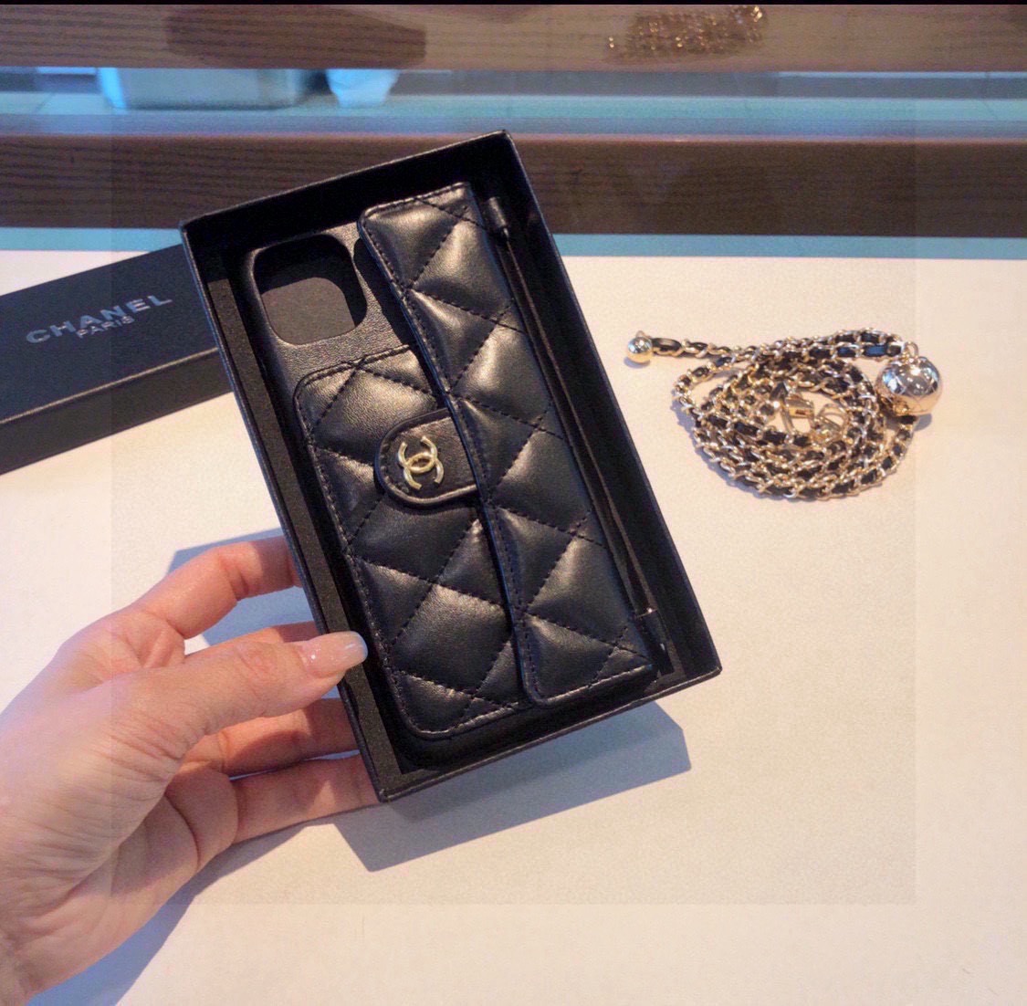 💃CHANEL💠香奈儿火爆时尚圈的手机壳专柜同款⛓链条小金球可调节链条长度型号：为了不出现报错型号，请打