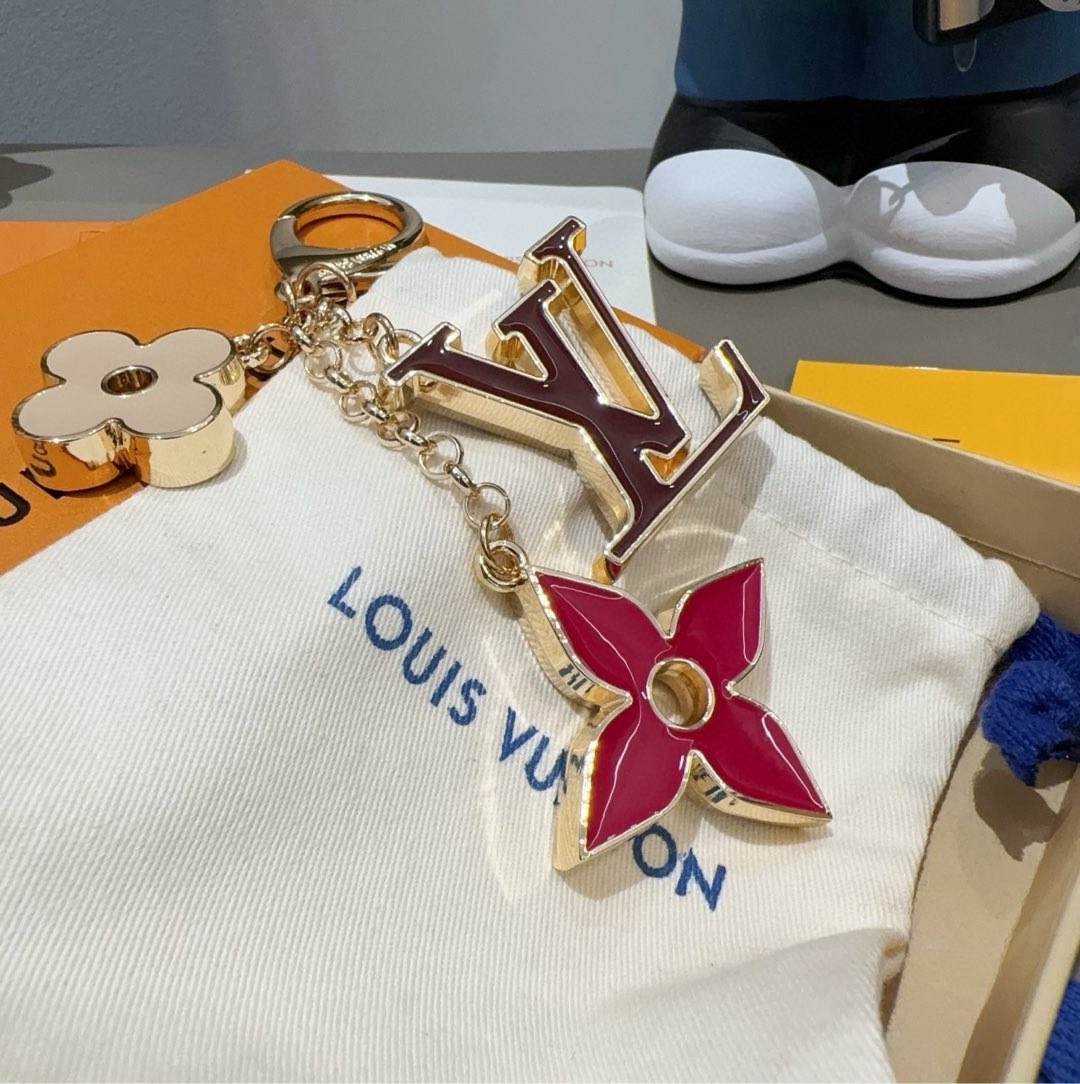 LOUIS VUITTON官网钥匙扣 LV经典四瓣花设计，精钢电镀搭配精致珐琅 高品质 不是市面普通版本