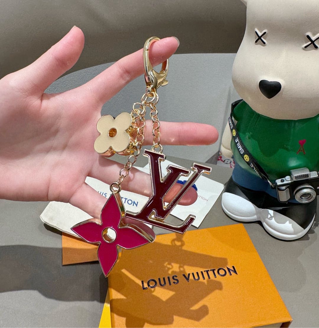 LOUIS VUITTON官网钥匙扣 LV经典四瓣花设计，精钢电镀搭配精致珐琅 高品质 不是市面普通版本