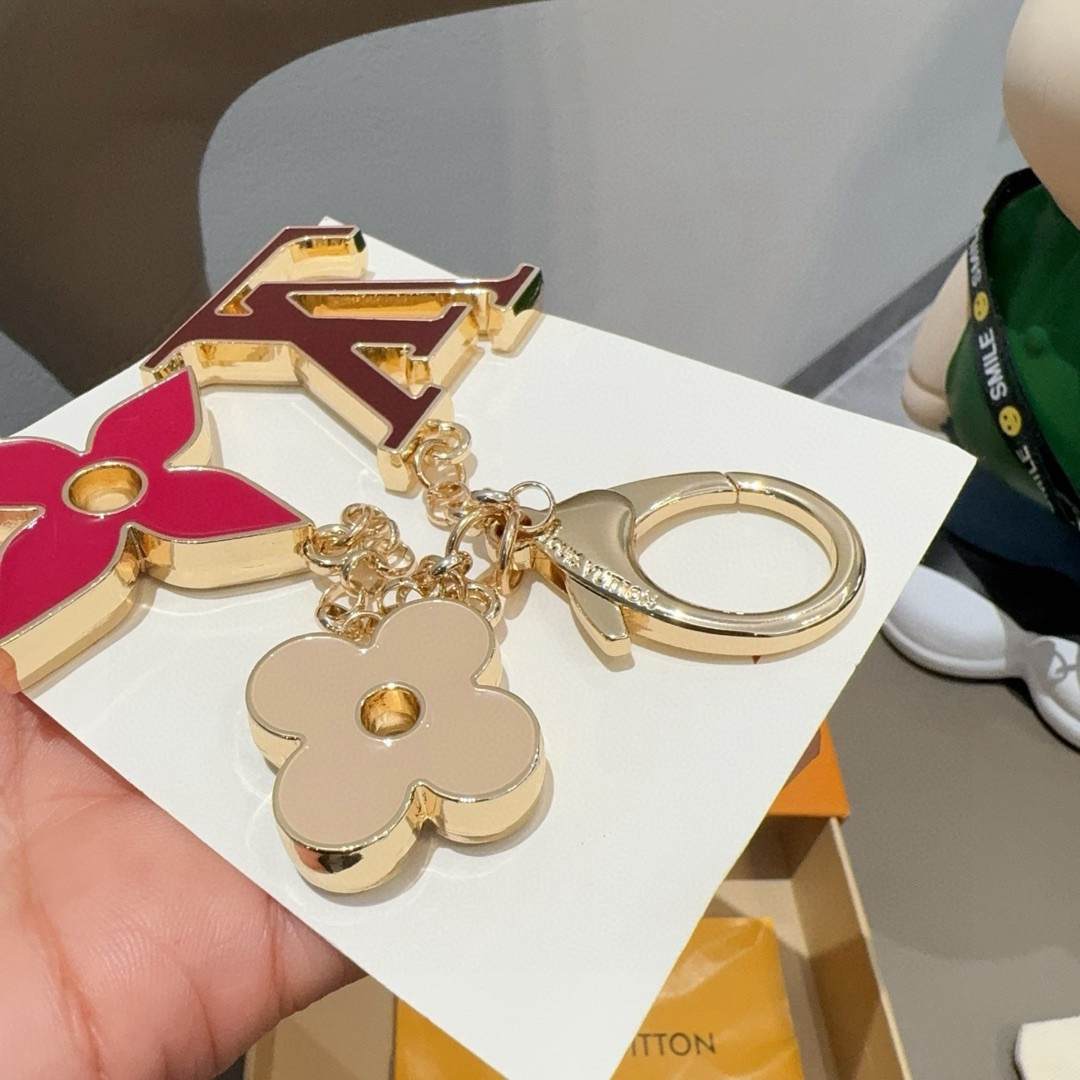 LOUIS VUITTON官网钥匙扣 LV经典四瓣花设计，精钢电镀搭配精致珐琅 高品质 不是市面普通版本