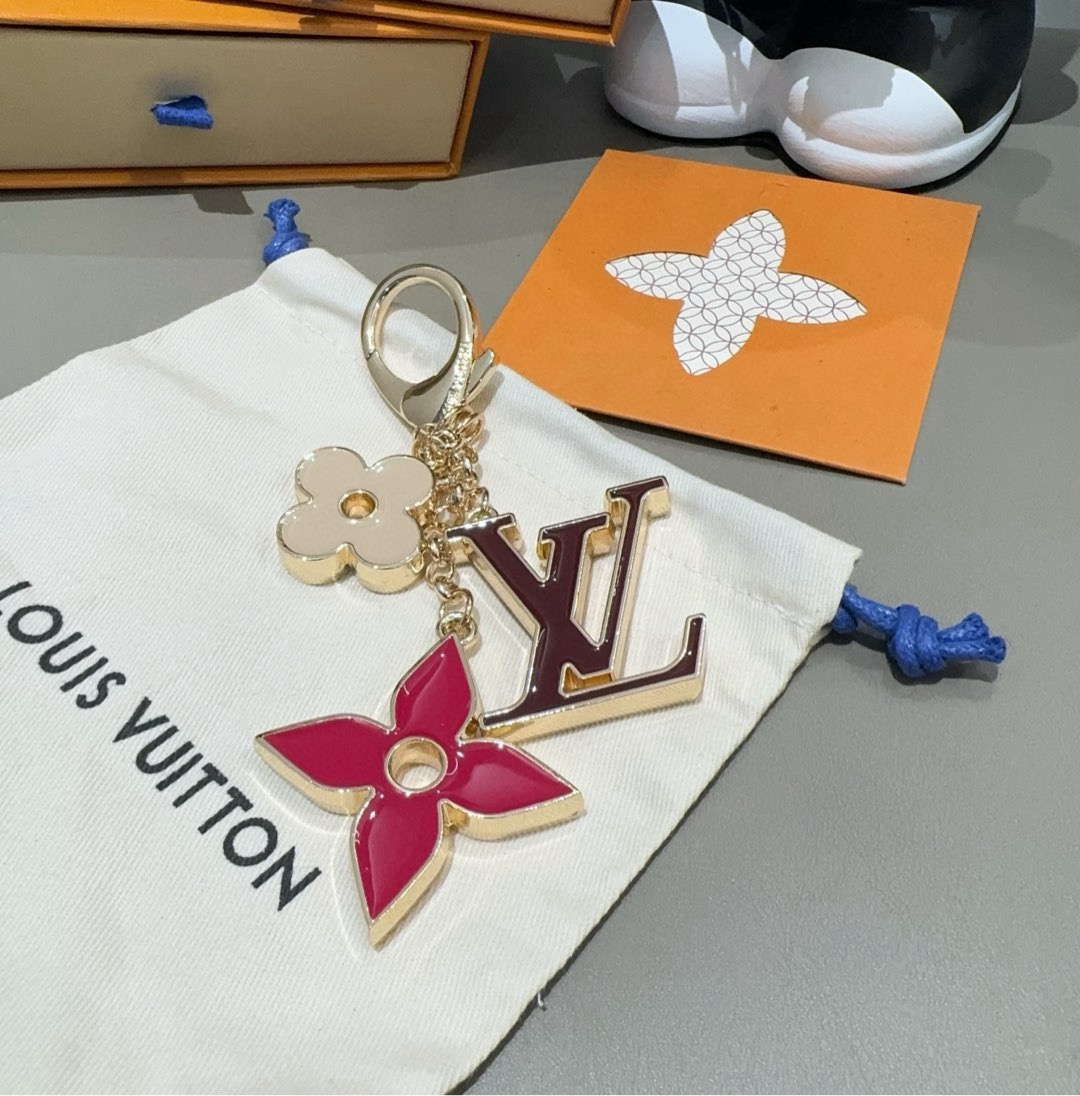 LOUIS VUITTON官网钥匙扣 LV经典四瓣花设计，精钢电镀搭配精致珐琅 高品质 不是市面普通版本