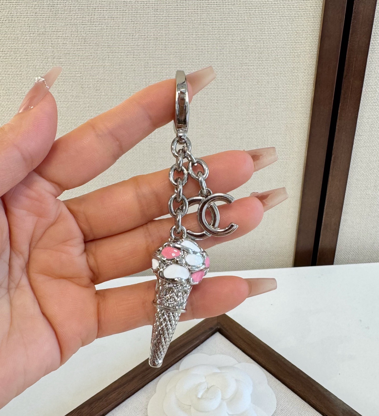 CHANEL香奈儿冰淇淋🍦钥匙扣挂件 ~包包挂饰车钥匙挂件精巧珐琅搭配双C标志，奢华与趣味并存。随身挂包