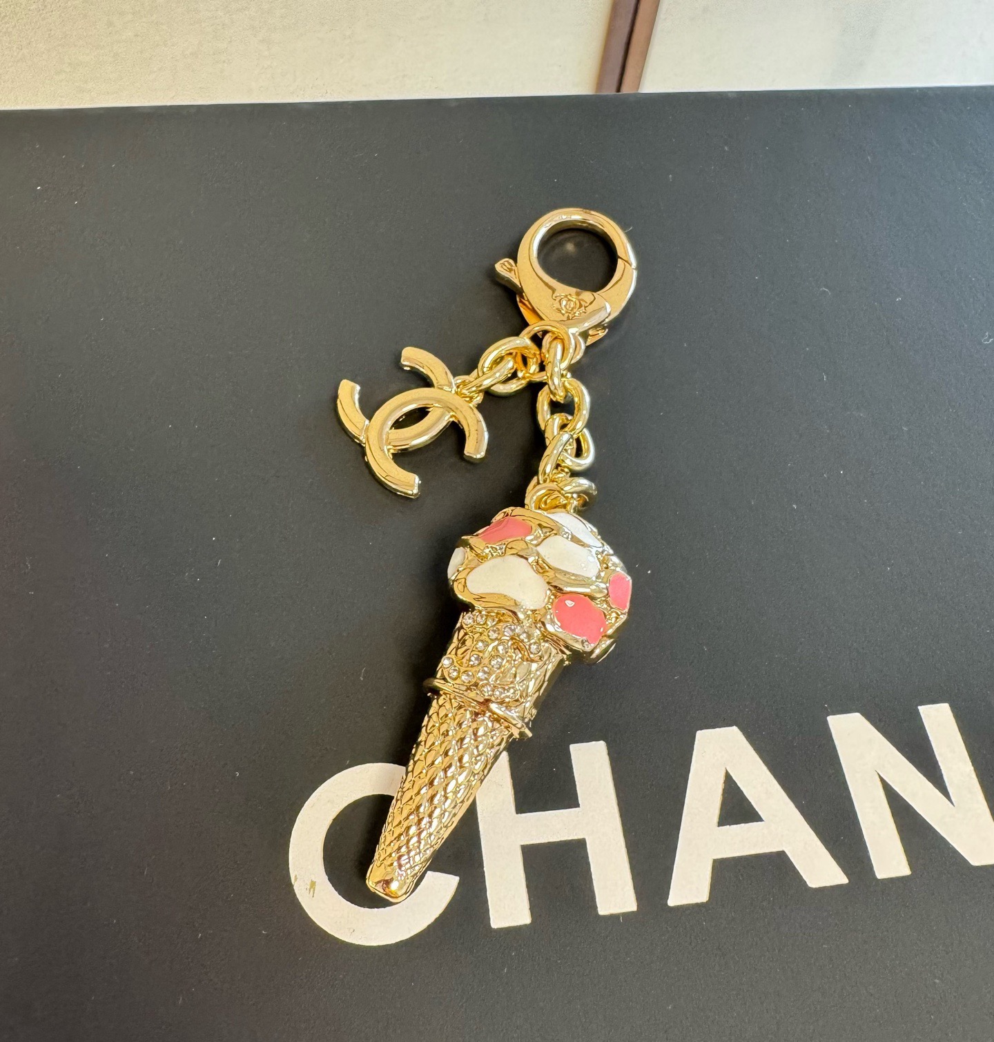 CHANEL香奈儿冰淇淋🍦钥匙扣挂件 ~包包挂饰车钥匙挂件精巧珐琅搭配双C标志，奢华与趣味并存。随身挂包