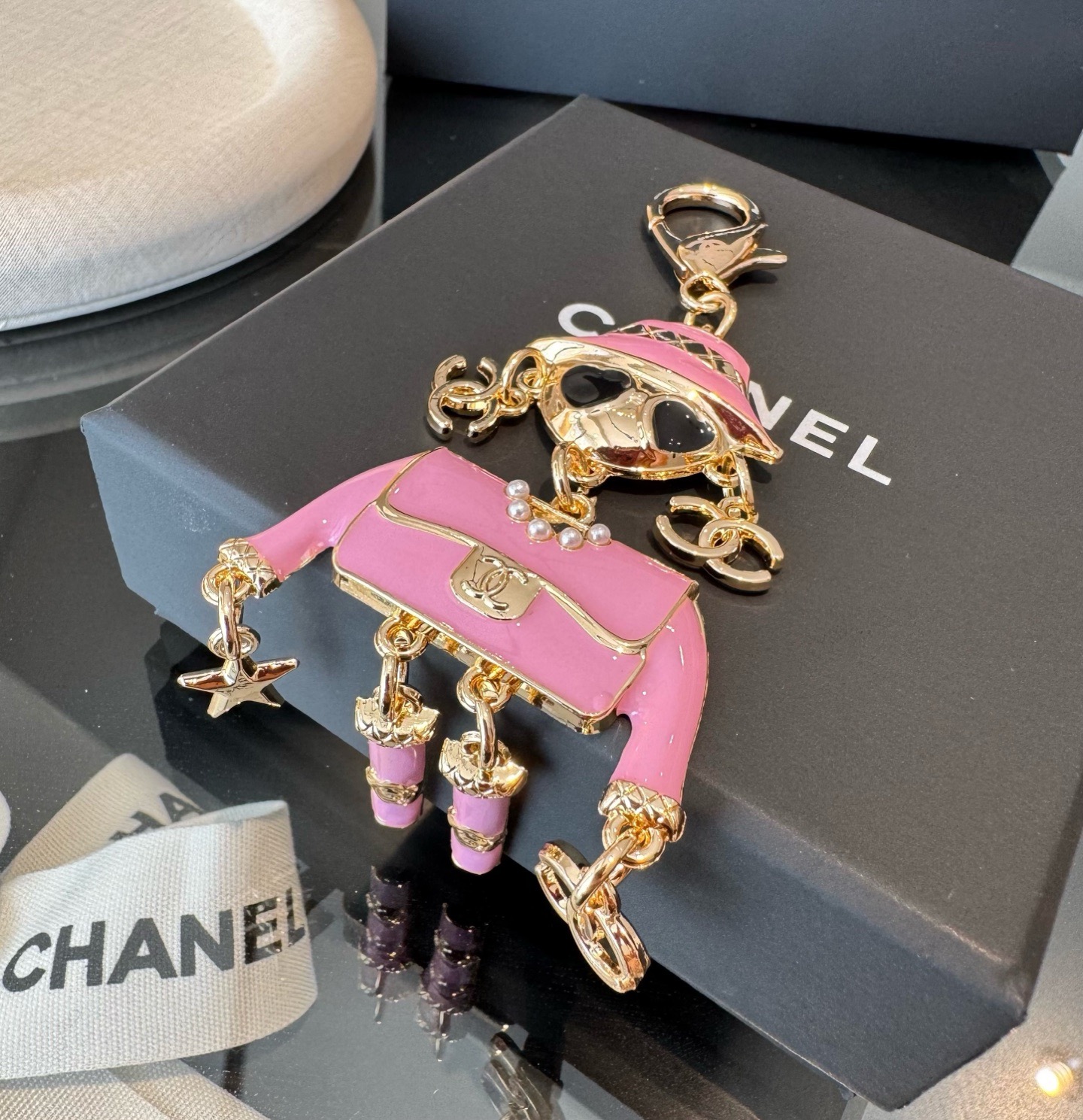 CHANEL香奈儿外星人钥匙扣挂件 ~包包挂饰车钥匙挂件珐琅搭配金属双C奢华与趣味并存。随身挂包/钥匙，
