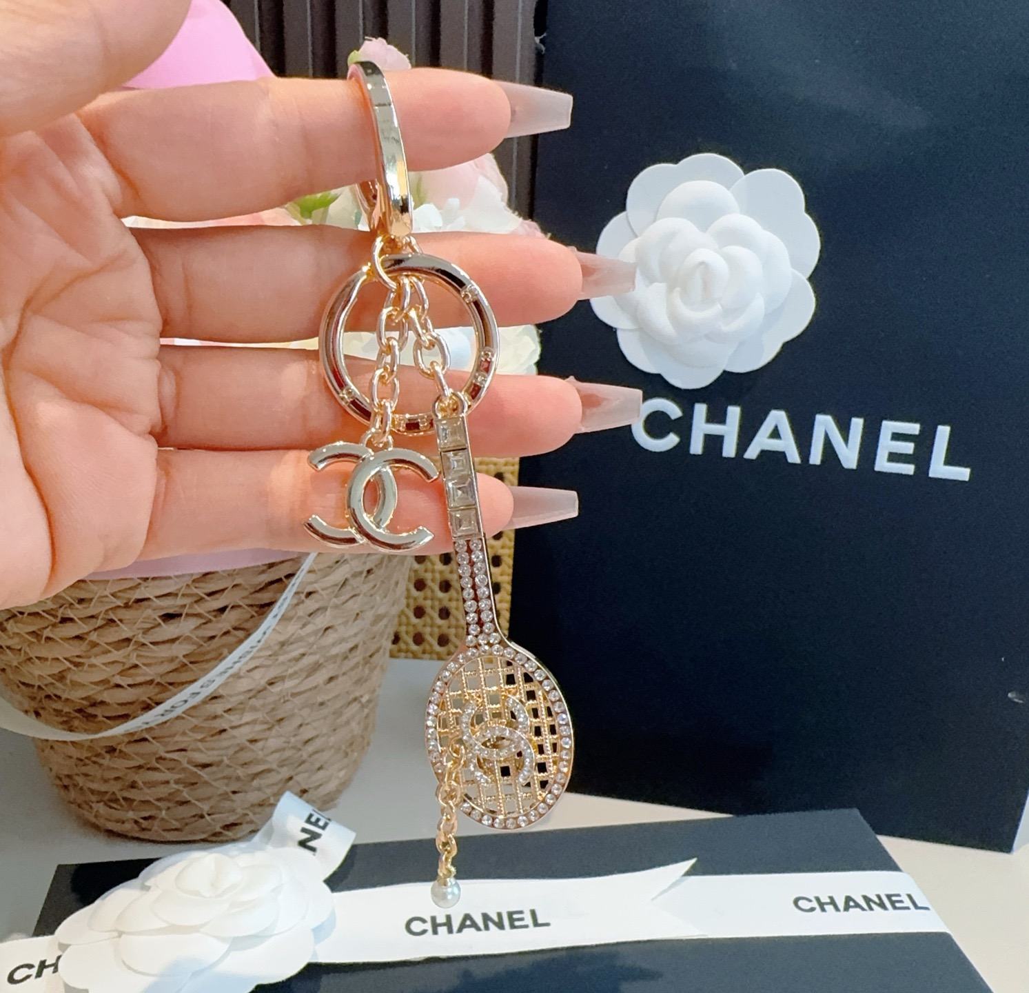 CHANEL香奈儿网球拍钥匙扣挂件 ~包包挂饰车钥匙挂件经典菱格纹搭配双C标志，奢华与趣味并存。随身挂包