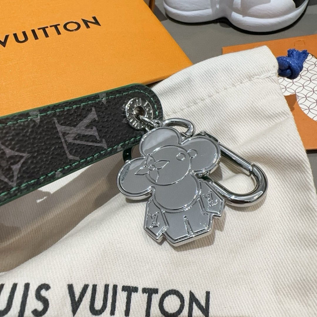 LV钥匙扣 太阳娃娃🪆包挂饰 原版配件 Vivienne Dragonne包饰与钥匙扣以莹泽金属雕琢品牌