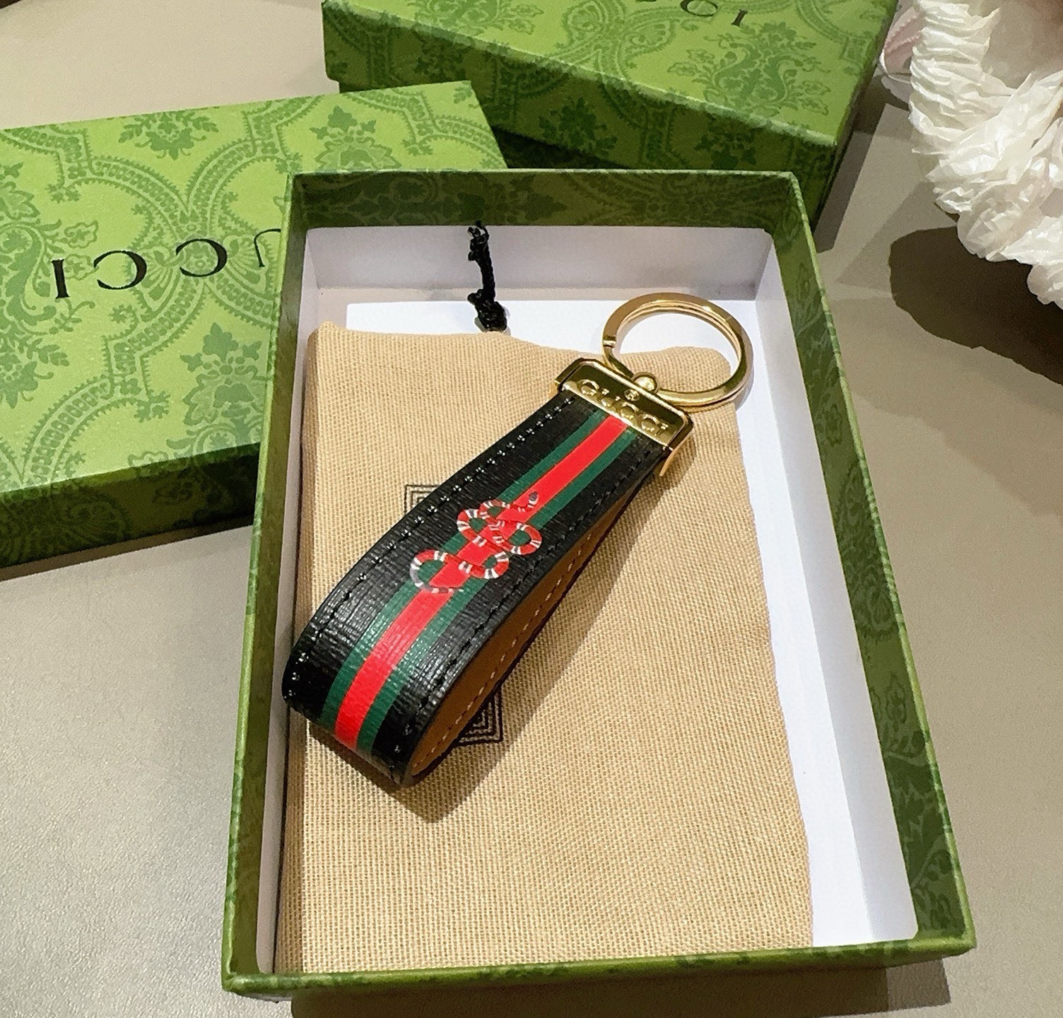 爆款推荐 古驰Gucci钥匙扣 车钥匙挂件包包挂饰 DauPhine Dragonne 钥匙扣彰显金属匠