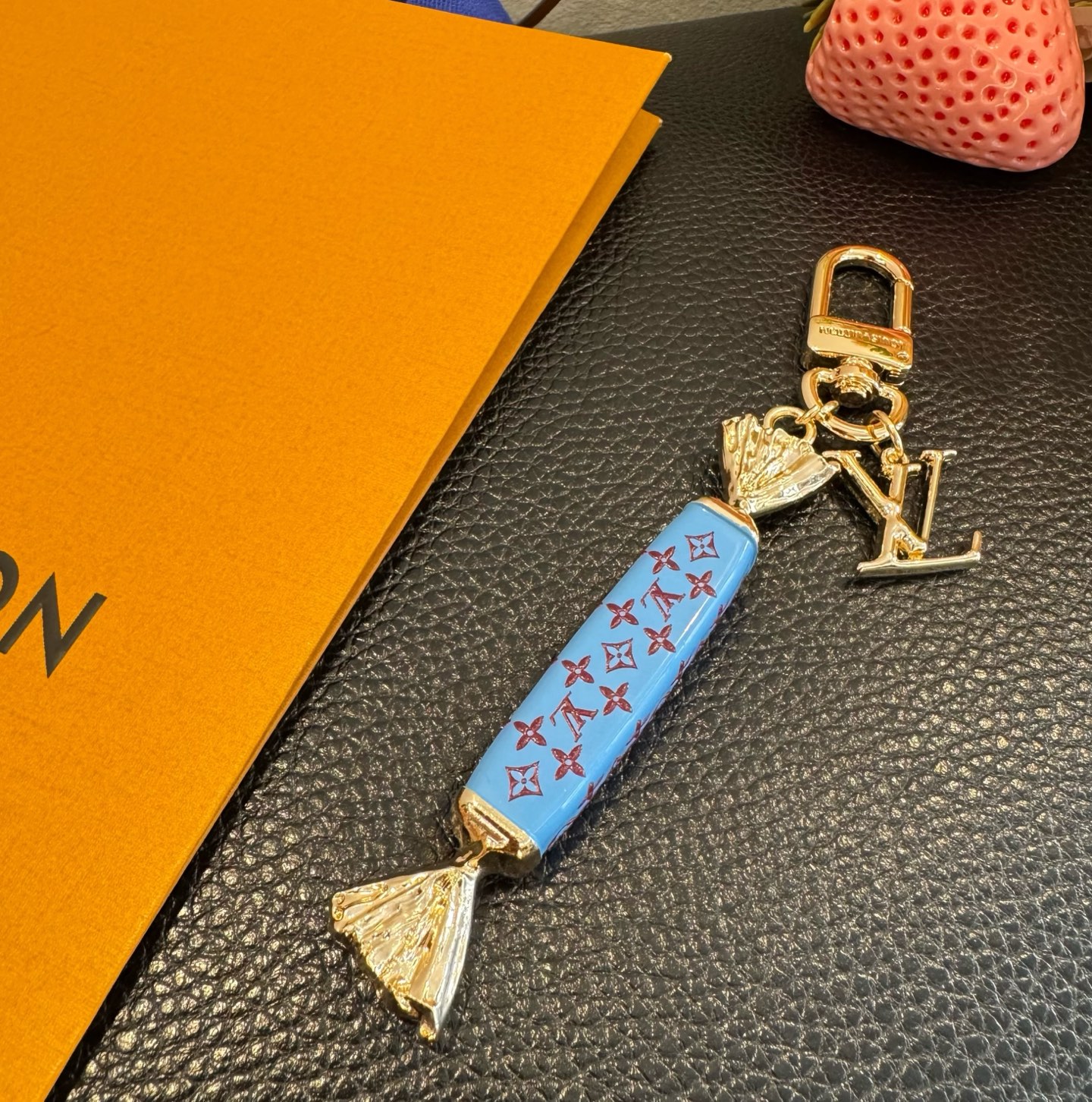 新款 LOUIS VUITTON新款 LV糖果🍬钥匙扣 包包挂件挂饰 钥匙扣☀本款 LV Sweets 