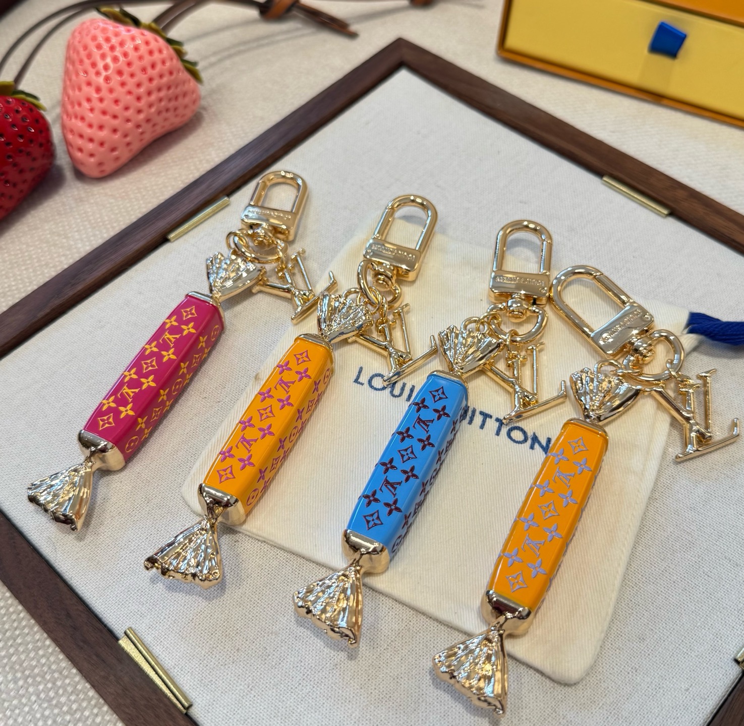 新款 LOUIS VUITTON新款 LV糖果🍬钥匙扣 包包挂件挂饰 钥匙扣☀本款 LV Sweets 