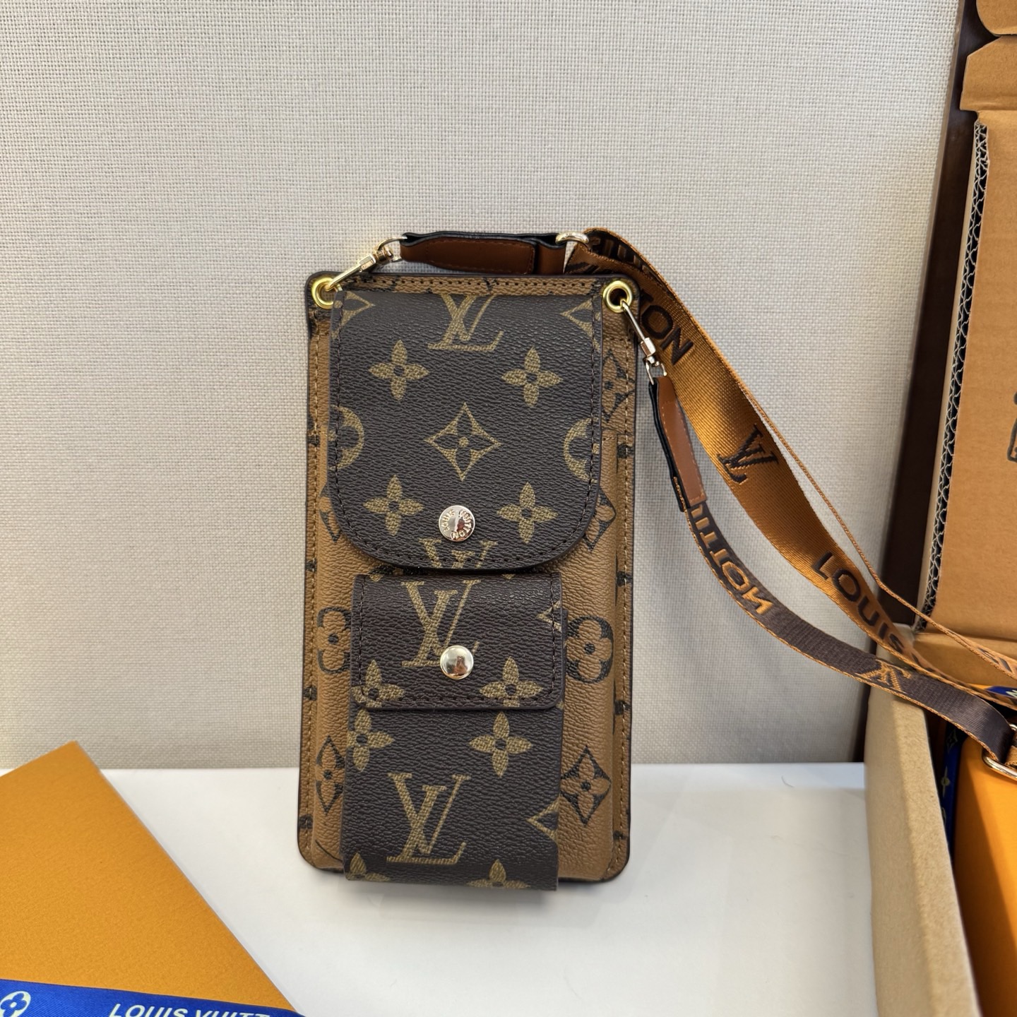 NO:814227,LV classic presbyopia universal mobile phone bag crossbody bag multi-functional card holder, coin purse, with makeup mirror and webbing shoulder strap Length adjustment In the era when you don’t need to carry cash when you go out, this bag can fully meet your daily use. Simple, convenient, fashionable and elegant, the hottest bag this year, the best choice [smile] mobile phone case, mobile phone case, louis vuitton, wallets, satchels, crossbody bags, phone cases19860909LV经典老花通用手机包斜挎包 多功能卡包,零钱包,带化妆镜配织带肩带 长度调节 生活出门不需要带现金的时代,这个包完全可以满足你日常使用 简单方便时尚大方, 今年最火的包包,不二选择[坏笑]手机壳,手机壳,louis vuitton,wallets,satchels,crossbody bags,phone cases,accessory