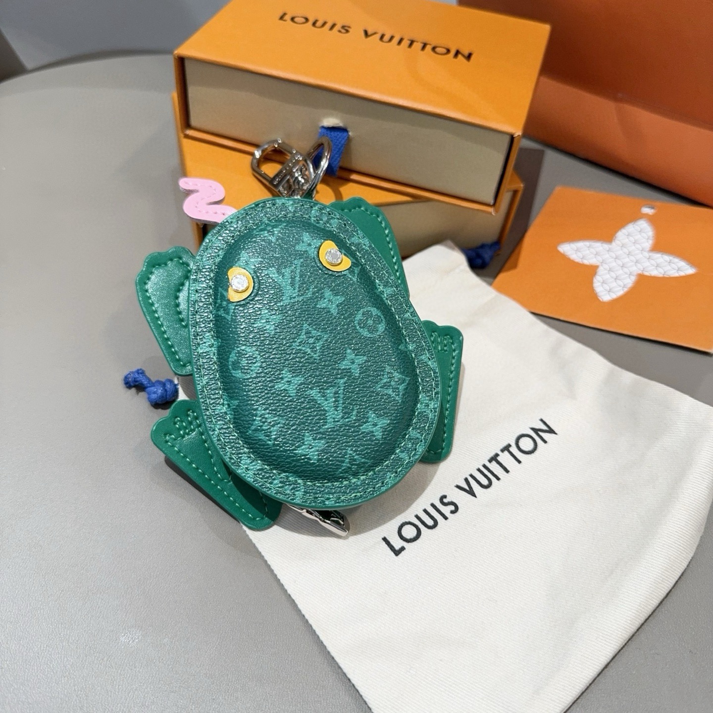 官网新品Louis Vuitton 路易威登青蛙🐸钥匙扣挂件包包挂饰 LV蓝牙耳机包 Turtle Po