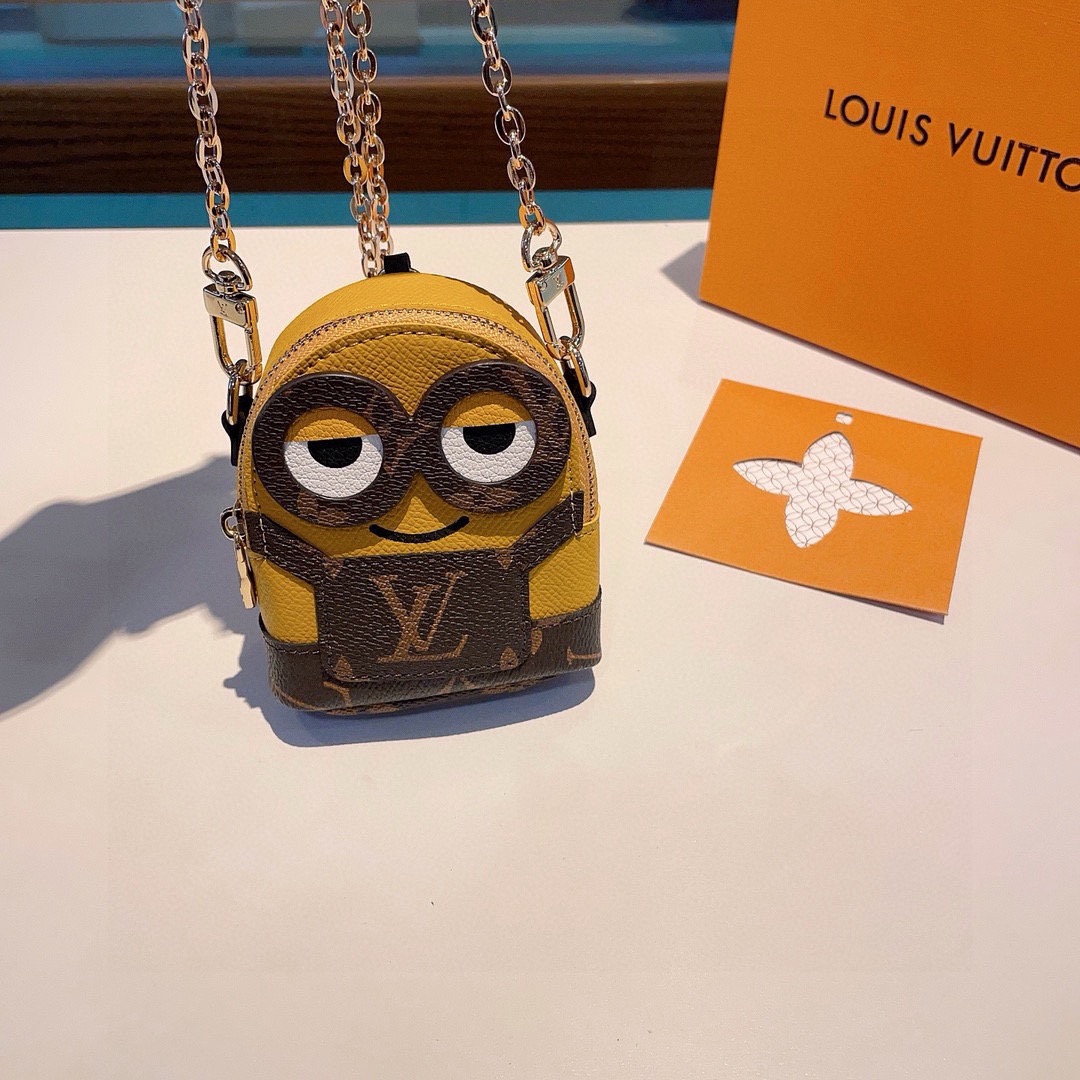NO:814238,Original item LOUIS VUITTON minion chain crossbody bag, mini bag can hold bank cards, Bluetooth headphones... key chain coin purse, headphone bag, bag charm, can be worn crossbody with chain. Size 12x9cm, top imported PU material, hardware is imported steel, original logo is really exquisite. The feel is really good, mobile phone case, mobile phone case, louis vuitton, wallets, keychain, phone cases19860909原单货 LOUIS VUITTON 小黄人链条斜挎小包,mini包包 可装银行卡蓝牙耳机…钥匙扣零钱包 耳机包 包包挂饰 搭配链条可斜挎.尺寸12x9cm 顶级进口PU材质 五金为进口钢 原版logo 确实精致.手感真的很赞手机壳,手机壳,louis vuitton,wallets,keychain,phone cases,accessory