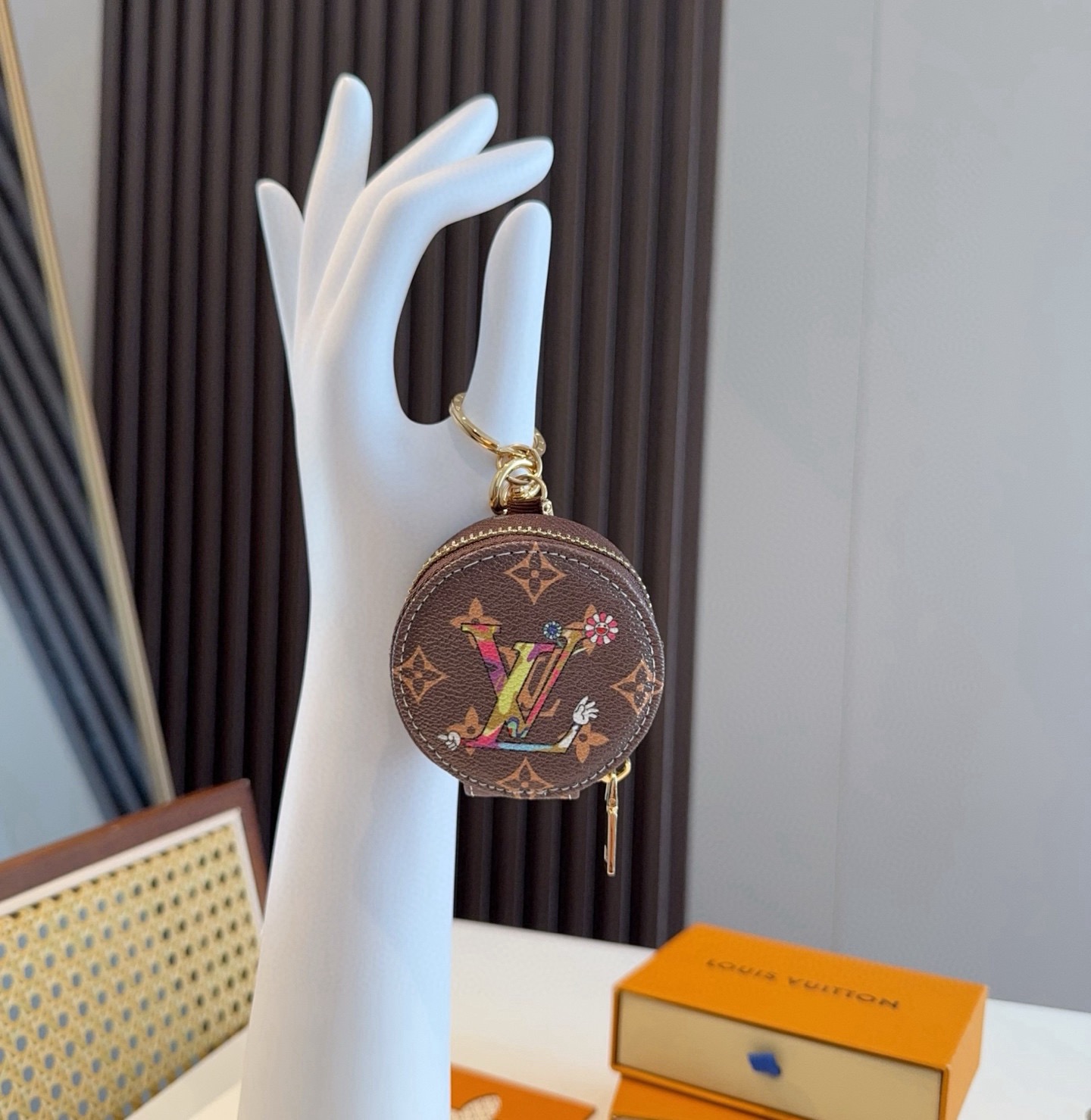 NO:814222,Murakami Takashi's co-branded Pandaman LV Bluetooth headphone bag is paired with a keychain. It is a universal headphone bag. It can not only safely carry your earphones, but also hang it beautifully on the bag and keychain. It kills two birds with one stone [strong]. Suitable for Apple Airpods 1-2 generation, Pro Huawei FreeBuds3 mobile phone case, mobile phone case, louis vuitton, keychain, phone cases19860909村上隆联名熊猫人 LV蓝牙耳机包搭配钥匙扣,通用型耳机包,既可以放心爱耳的机还可以美美挂包在包上、钥匙扣、一举俩得[强] 适用苹果Airpods1-2代,Pro 华为FreeBuds3手机壳,手机壳,louis vuitton,keychain,phone cases,accessory