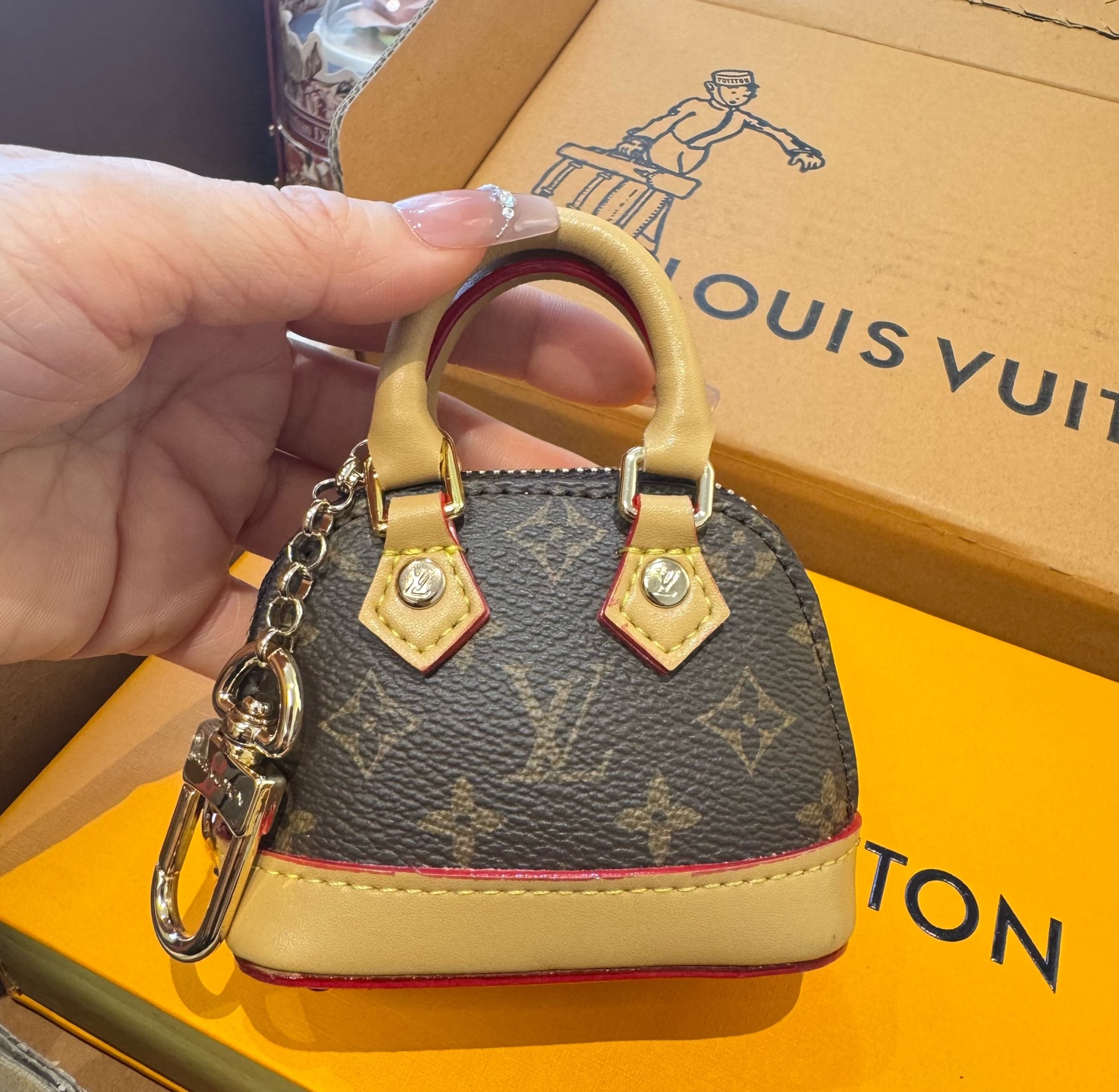 ❗爆款。路易威登LOUIS VUITTON 新款 老花&白三彩mini包包贝壳包  LV包包挂饰，钥匙扣
