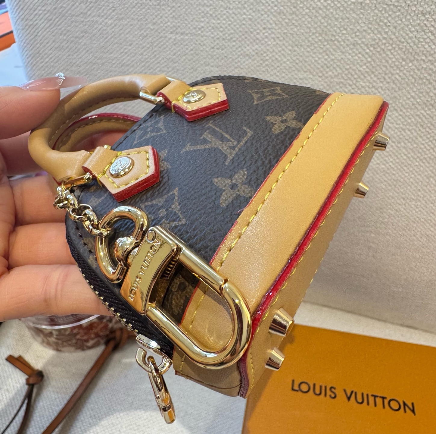 ❗爆款。路易威登LOUIS VUITTON 新款 老花&白三彩mini包包贝壳包  LV包包挂饰，钥匙扣