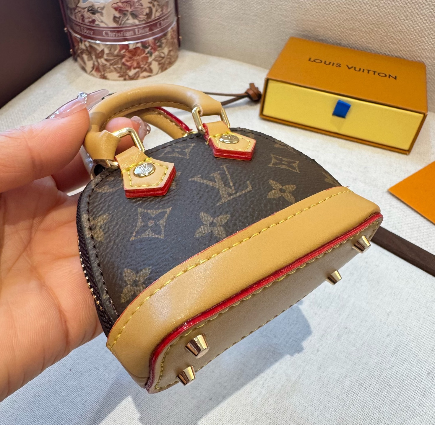 ❗爆款。路易威登LOUIS VUITTON 新款 老花&白三彩mini包包贝壳包  LV包包挂饰，钥匙扣