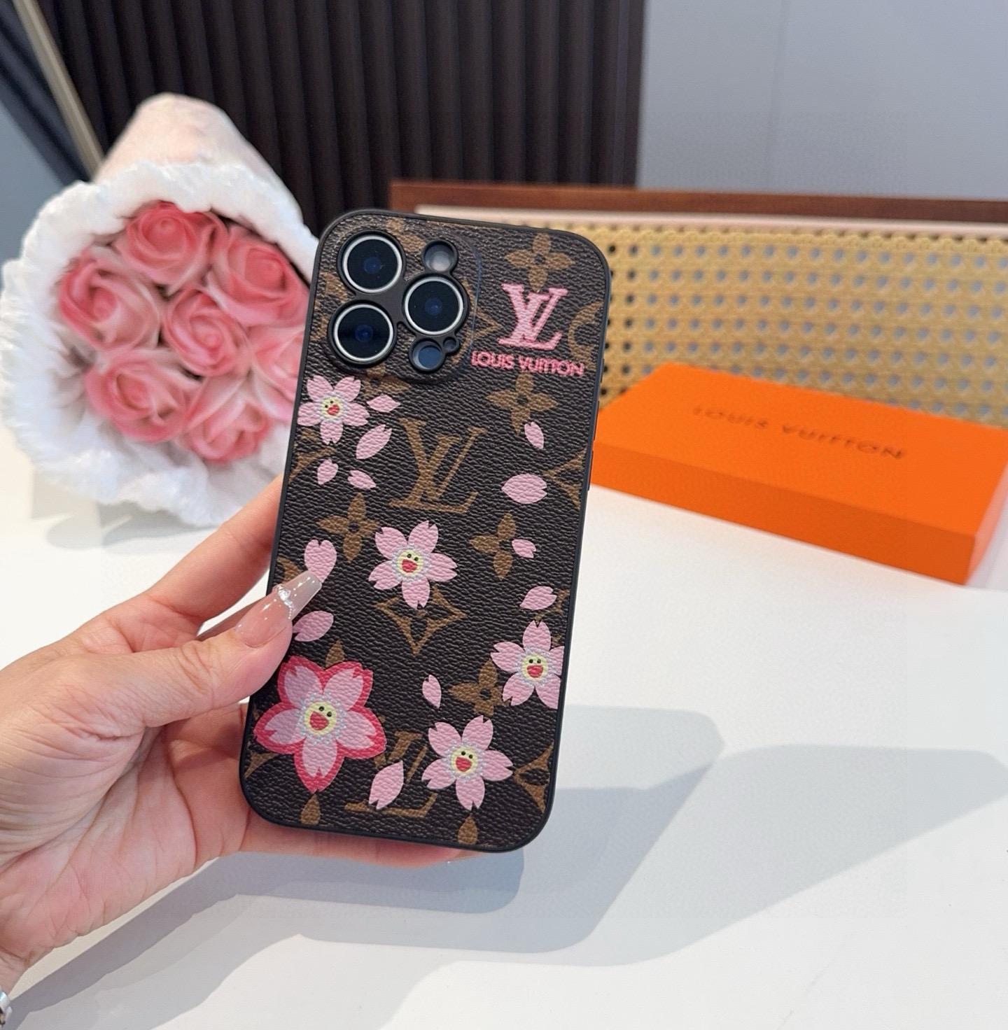 Lv精孔全包手机壳 村上隆樱花🌸图案Lv全包围边皮质手机壳型号：为了不出现报错型号，请打开本机查看手机设