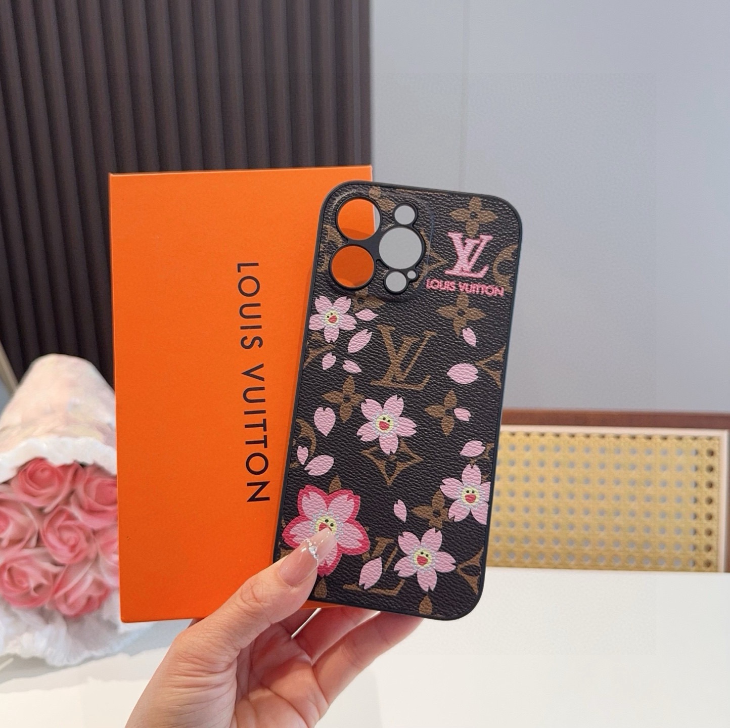 Lv精孔全包手机壳 村上隆樱花🌸图案Lv全包围边皮质手机壳型号：为了不出现报错型号，请打开本机查看手机设