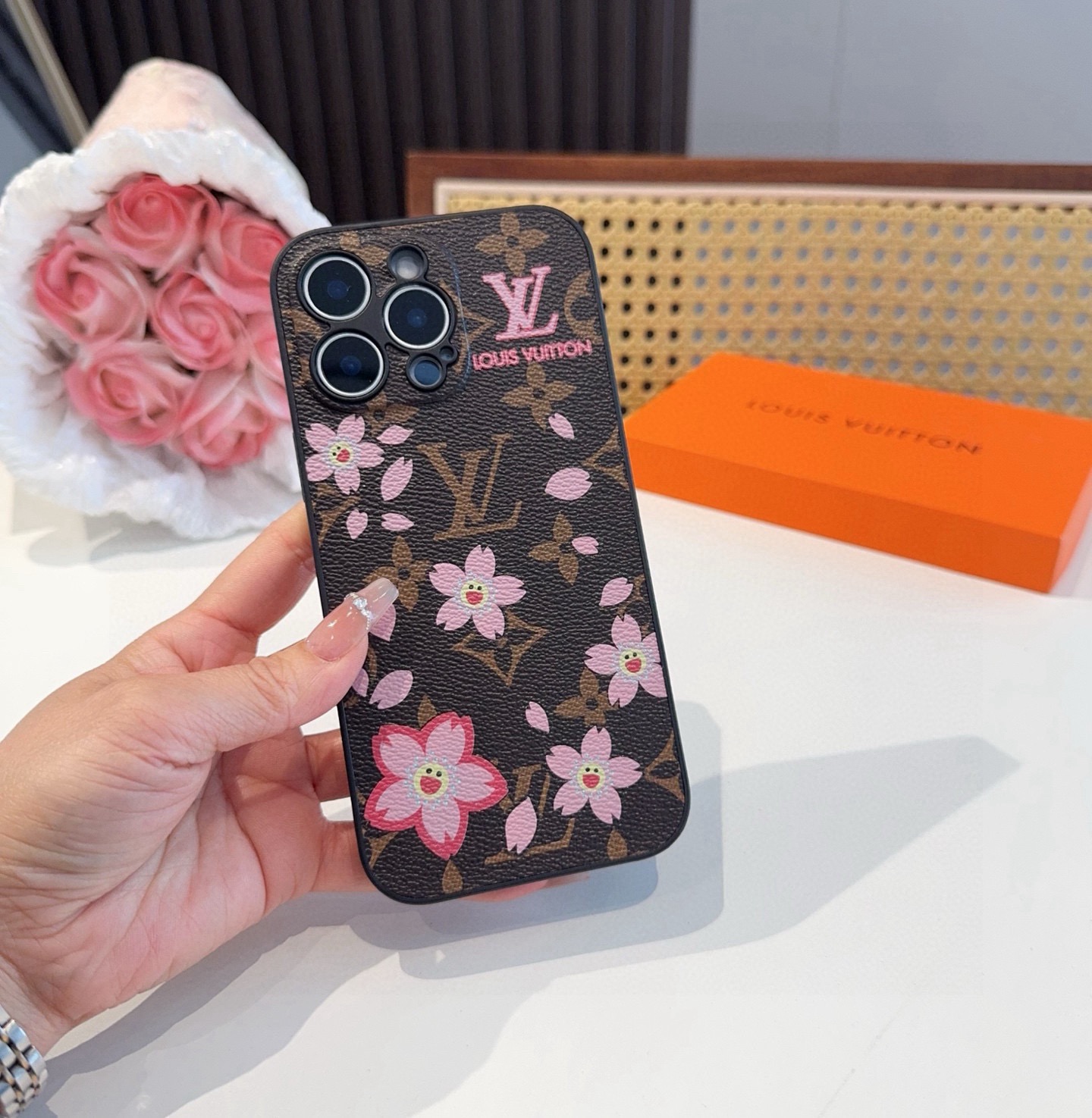 Lv精孔全包手机壳 村上隆樱花🌸图案Lv全包围边皮质手机壳型号：为了不出现报错型号，请打开本机查看手机设