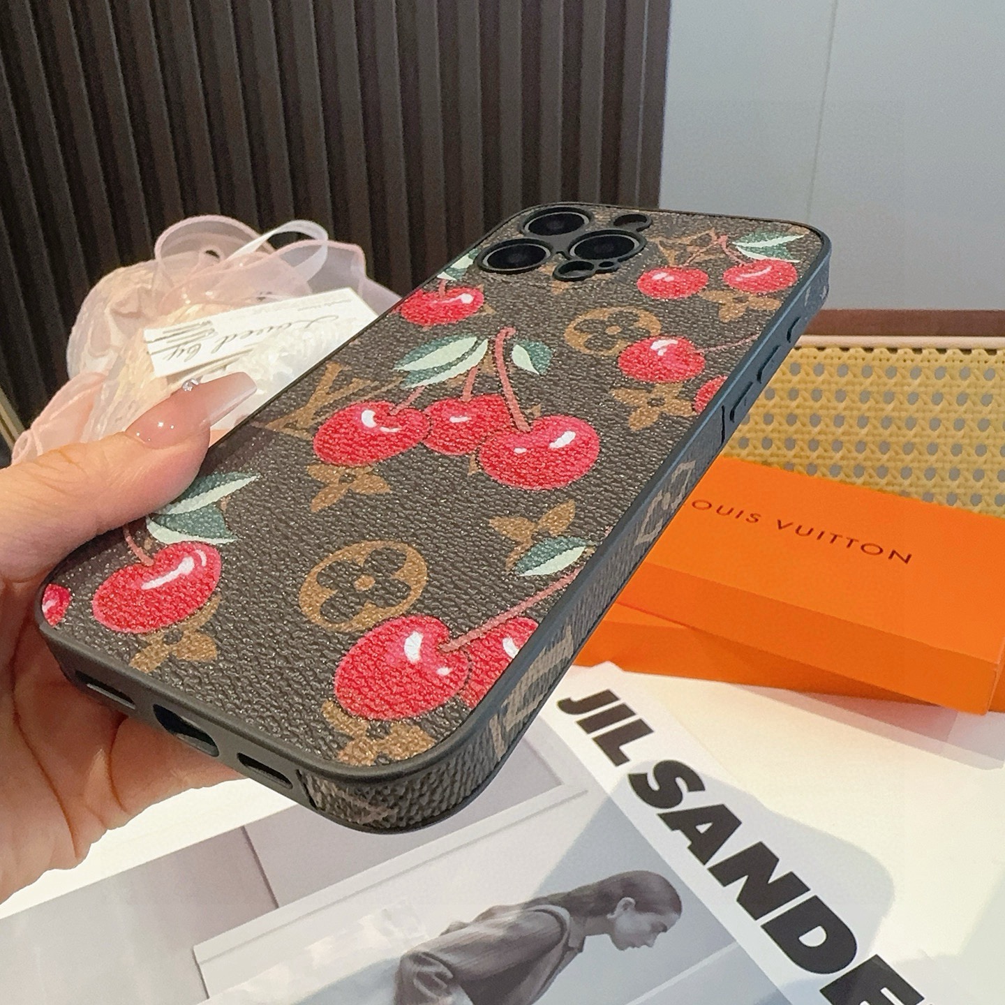 Lv精孔全包手机壳 村上隆合作款樱桃🍒图案Lv全包围边皮质手机壳型号：为了不出现报错型号，请打开本机查看