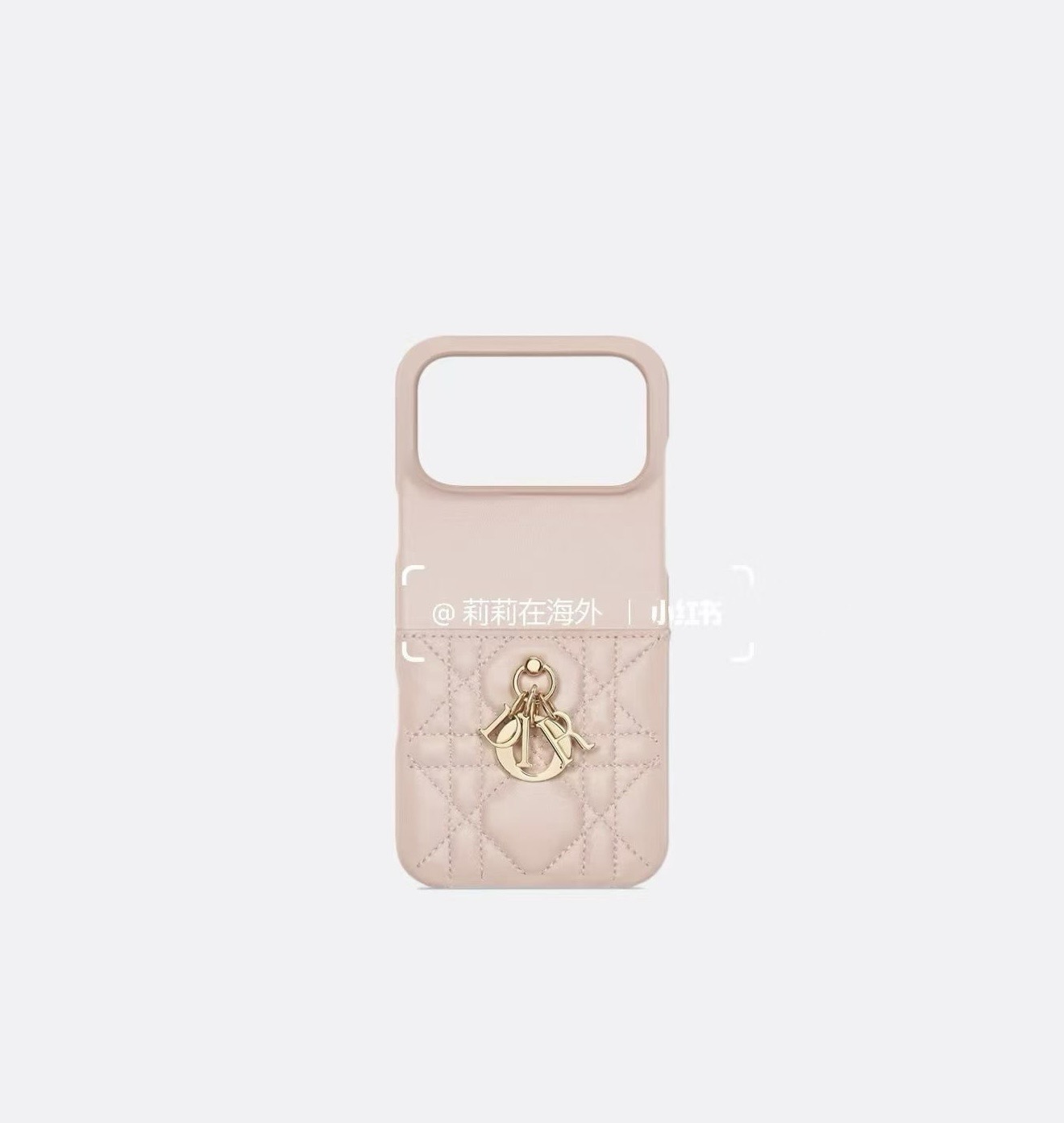 NO:814258,.Dior phone case Dior Hardware Pendant official website 1:1 synchronously updates the original design of big brands. In order to avoid error models, please open this machine to check the model displayed in the phone settings. iPhone17 series update iphone17promax iPhone17pro iPhone17 iPhone16pro Max (6.9) iPhone16pro. (6.3) iPhone16 (6.3) iPhone15pro max (6.7) iPhone15pro (6.1)  iPhone15 (6.1) needs customized model (14/14pro/14pm/13pro, 13/13promax/12pm/12) mobile phone case, mobile phone case, dior, dior, phone cases19860909.Dior迪奥手机壳 戴妃格五金吊坠官网1:1 同步更新大牌原创设计 型号为了不出现报错型号,请打开本机查看手机设置显示的型号 iPhone17系列更新 iphone17promax iPhone17pro iPhone17 iPhone16pro Max（6.9） iPhone16pro.（6.3） iPhone16（6.3） iPhone15pro max（6.7） iPhone15pro（6.1） iPhone15（6.1） 需定制型号（14/14pro/14pm/13pro,13/13promax/12pm/12）手机壳,手机壳,dior,dior,phone cases,accessory