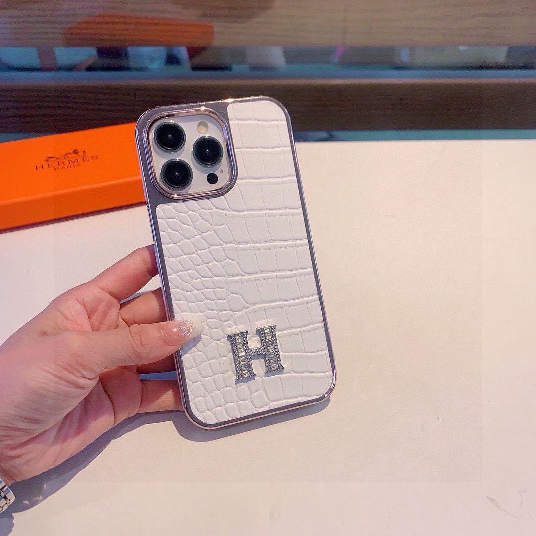 NO:814116,Popular models are on the shelves Hermès - HERMES crocodile pattern H mobile phone case all-inclusive edge case Model In order to avoid error reporting, please open the machine to check the model displayed in the mobile settings. Model In order to avoid error reporting, please open the machine to view the model displayed in the mobile settings. iPhone17 series update iphone17promax iPhone17pro iPhone17 iPhone16pro Max (6.9) iPhone16pro. (6.3) iPhone16 (6.3) iPhone15pro max (6.7)  iPhone15pro (6.1) iPhone15 (6.1) Need customized model (14/14pro/14pm/13pro, 13/13promax) mobile phone case, mobile phone case, hermes, hermes, phone cases19860909爆款上架爱马仕-HERMES鳄鱼纹H手机壳全包包边壳 型号为了不出现报错型号,请打开本机查看手机设置显示的型号 型号为了不出现报错型号,请打开本机查看手机设置显示的型号 iPhone17系列更新 iphone17promax iPhone17pro iPhone17 iPhone16pro Max（6.9） iPhone16pro.（6.3） iPhone16（6.3） iPhone15pro max（6.7） iPhone15pro（6.1） iPhone15（6.1） 需定制型号（14/14pro/14pm/13pro,13/13promax）手机壳,手机壳,hermes,hermes,phone cases,accessory