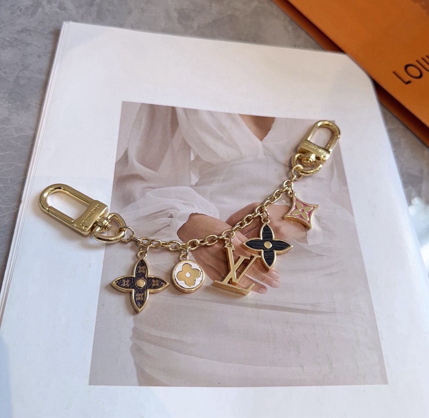 lv钥匙扣 官网M01188  包包挂饰SPring Street Chain 包饰将 Monogram
