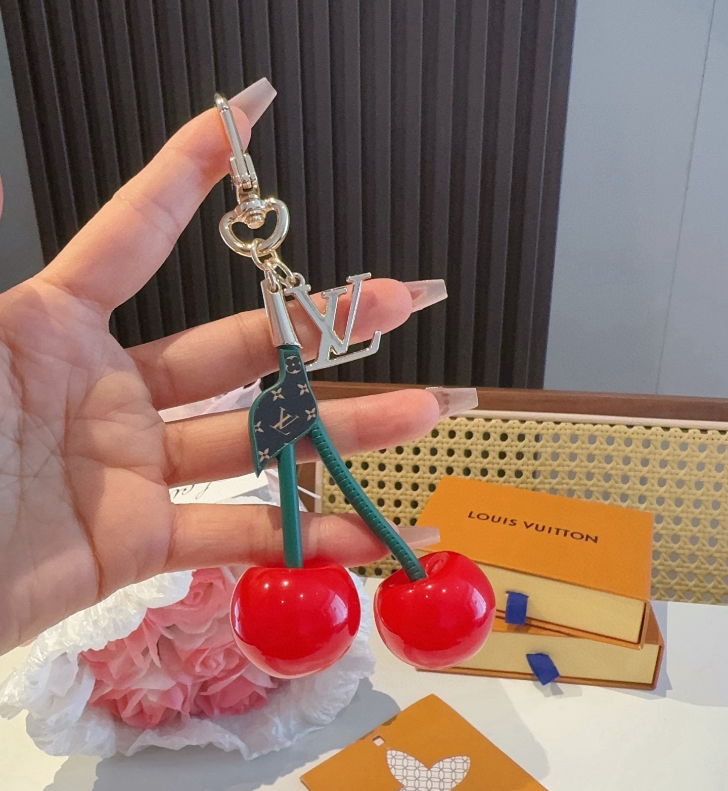 LV 钥匙扣 包包挂件x TM LV Cerise 包饰出自路易威登 村上隆复刻系列，以莹泽金属和有机玻