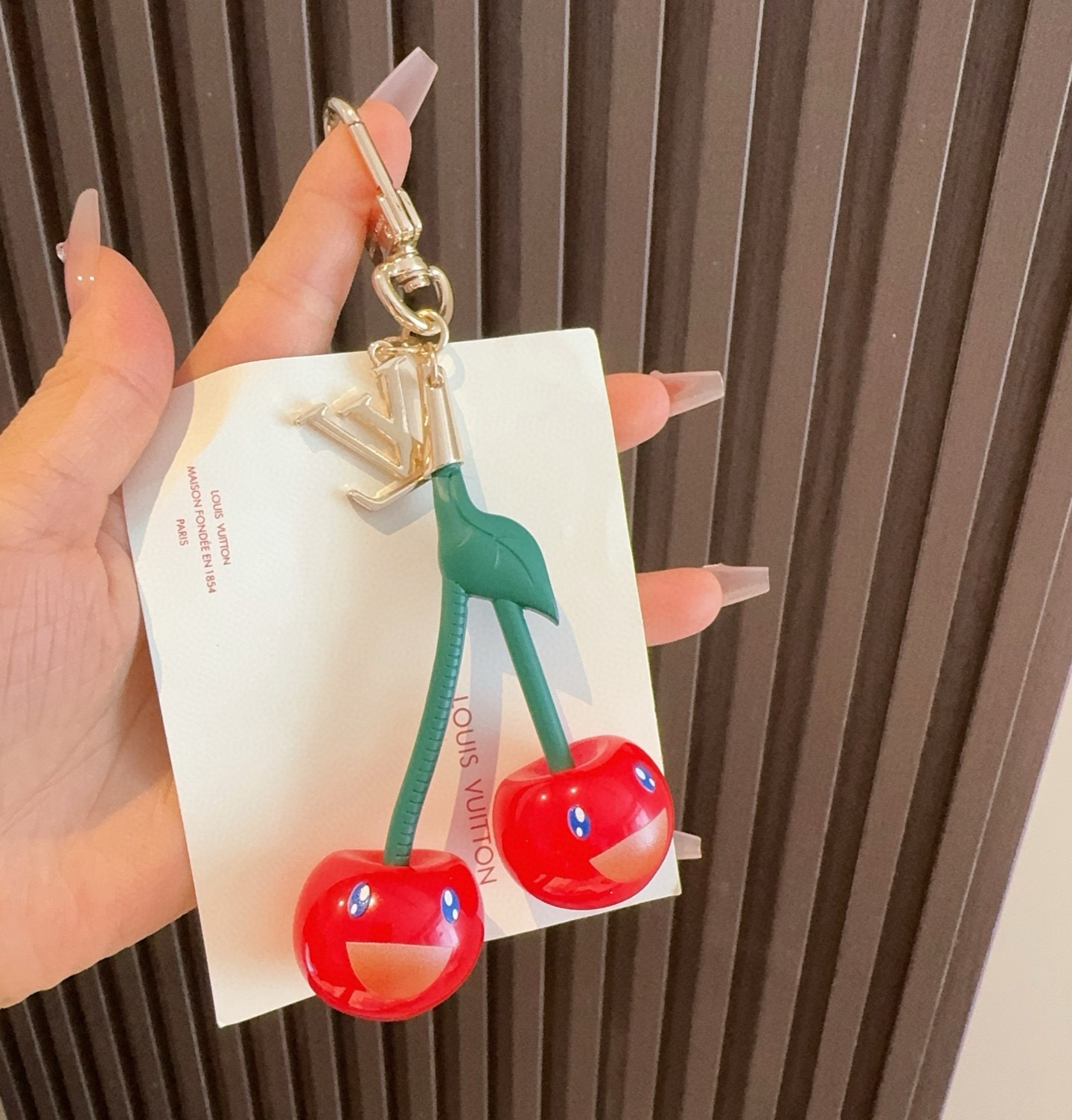 LV 钥匙扣 包包挂件x TM LV Cerise 包饰出自路易威登 村上隆复刻系列，以莹泽金属和有机玻
