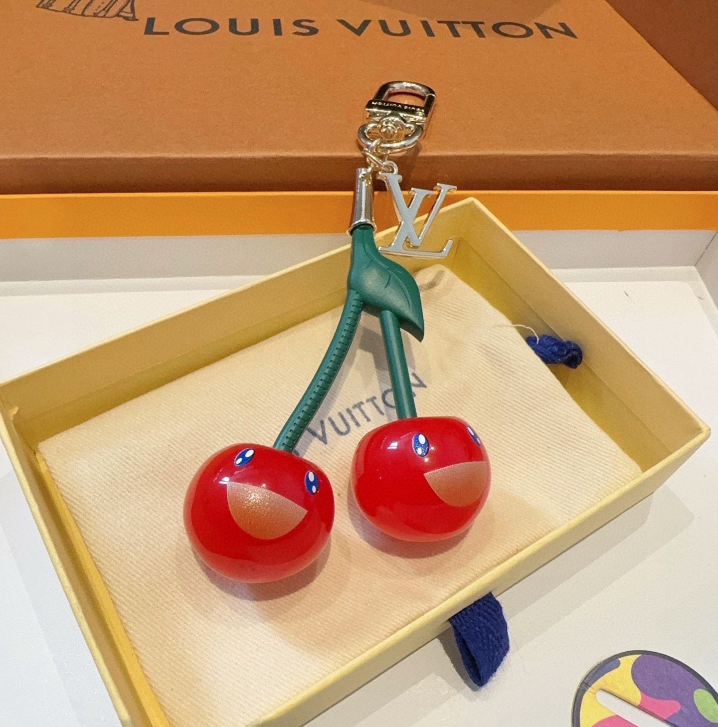 LV 钥匙扣 包包挂件x TM LV Cerise 包饰出自路易威登 村上隆复刻系列，以莹泽金属和有机玻