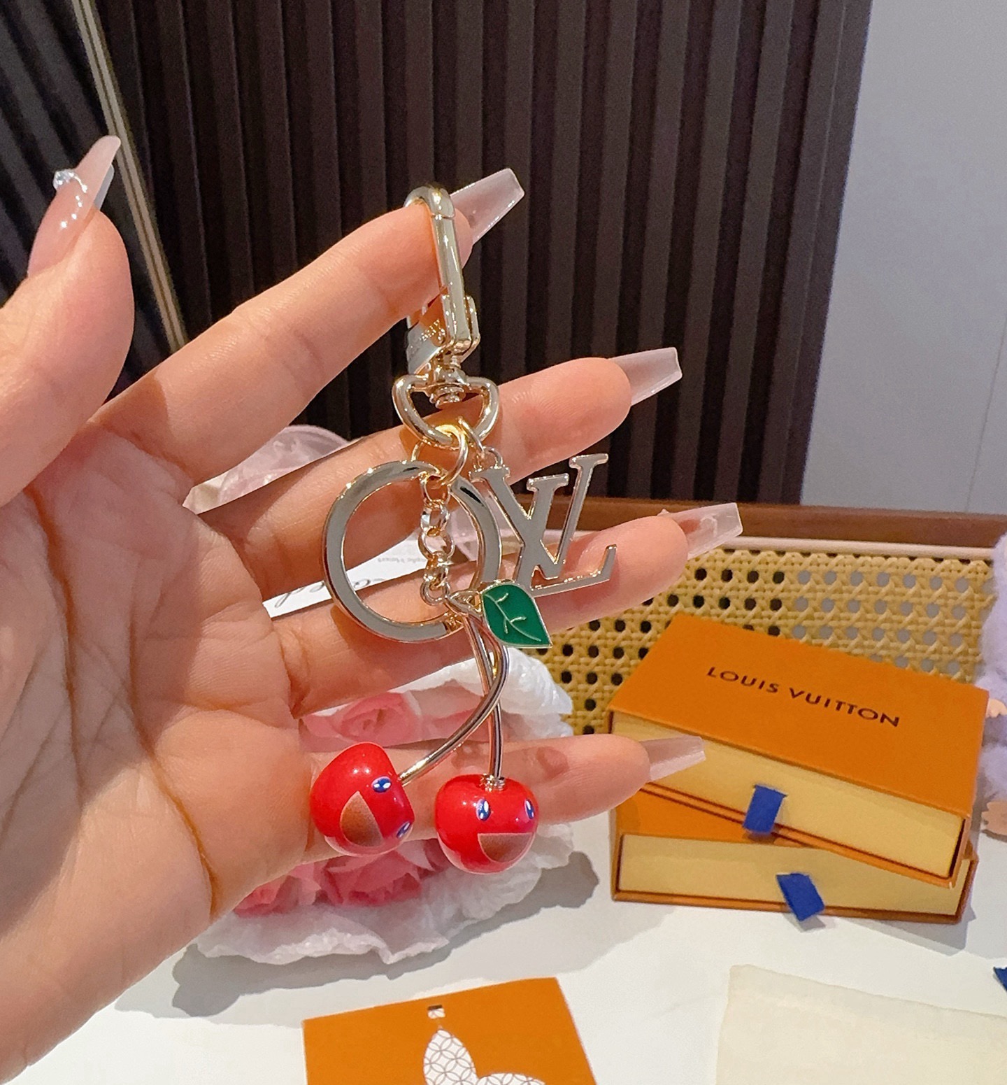 NO:814079,New M02476 lv cherry keychain bag pendant LV x TM LV Cerise bag ornament is from the Louis Vuitton  vuitton,louis vuitton,keychain,phone cases19860909新款M02476 lv樱桃钥匙扣 包包挂件挂饰 LV x TM LV Cerise 包饰出自路易威登 x 村上隆复刻系列,以莹泽金属和有机玻璃演绎趣味设计.鲜活樱桃装饰道出日本艺术家的灵动笔触,LV 字母装饰彰显品牌印记,可为挚爱手袋注入潮流气息. LV 字母装饰 弹簧扣饰有路易威登标识手机壳,手机壳,louis vuitton,louis vuitton,keychain,phone cases,accessory